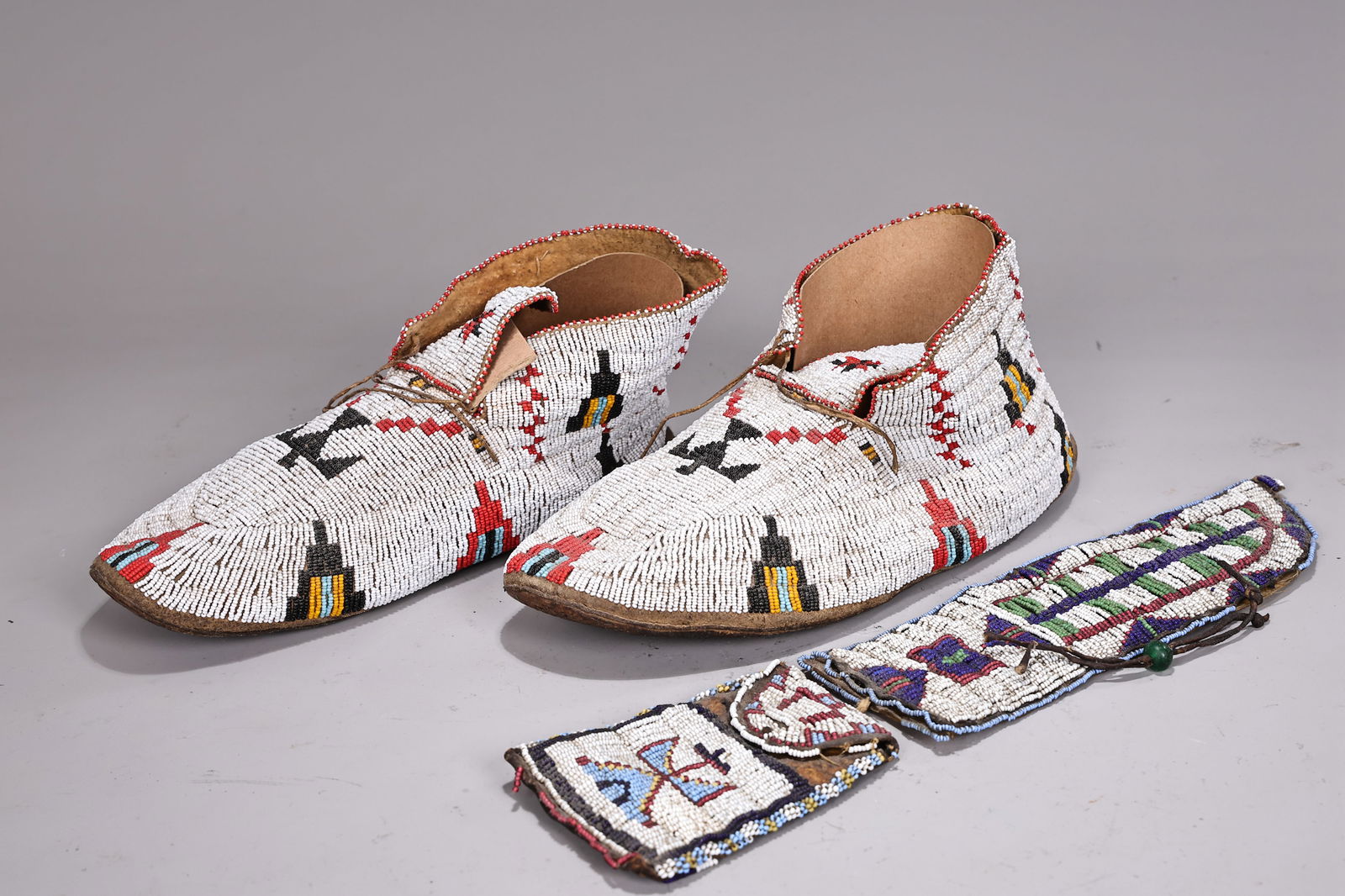 Native American Suede Leather Indian Beaded Moccasins And Purse, Sheath (1 of 7)
