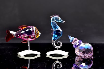 Swarovski Crystal Chipili Seahorse, Paradise Camaret Fuchsia, Shell Corunna Blue Violet