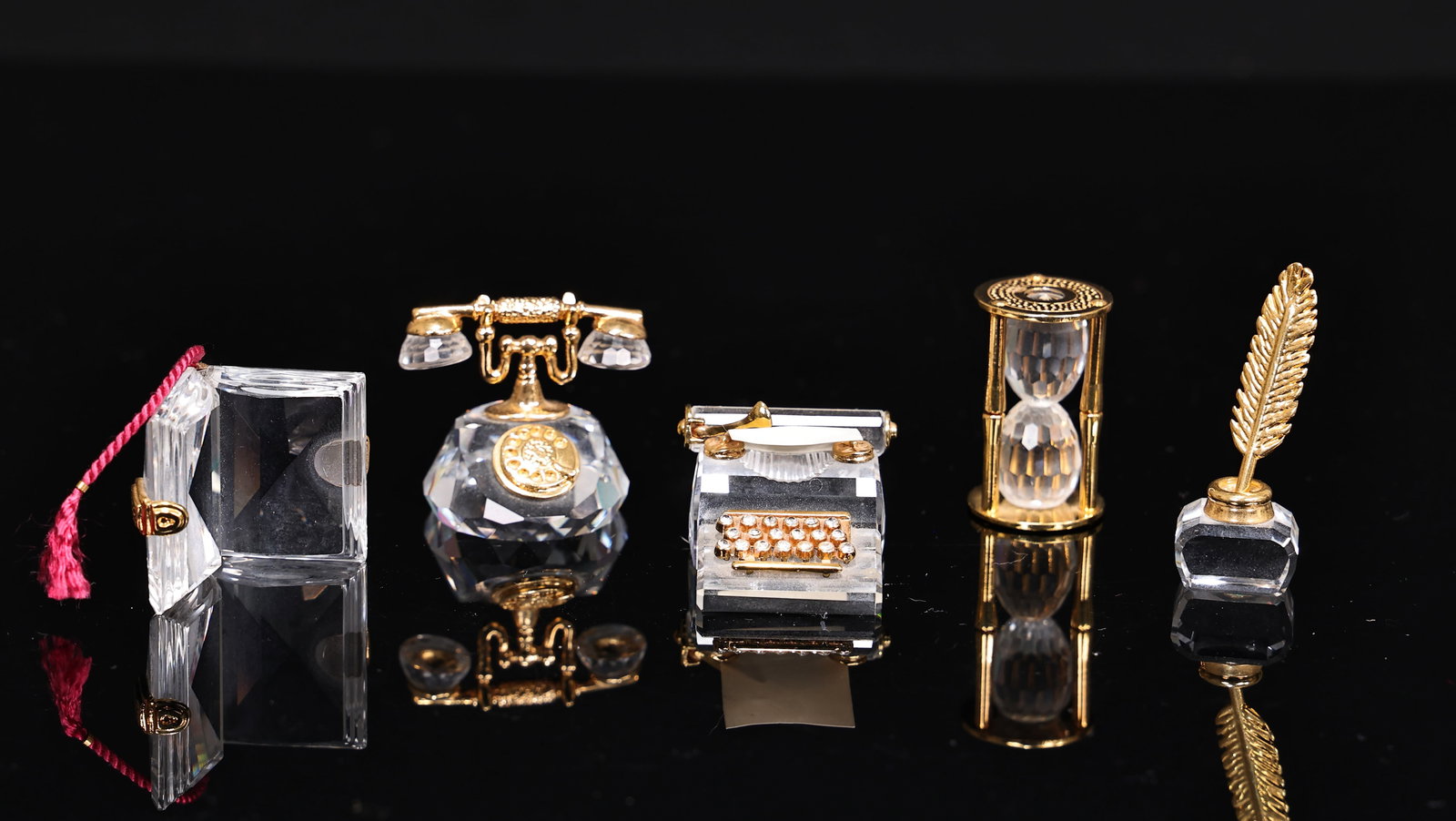 Swarovski Crystal Memories Telephone, Typewriter, Hourglass, Inkwell, Book Miniature: Swarovski Crystal Memories Telephone, Typewriter, Hourglass, Inkwell, Book Miniature (About 2.5 x 3 x 1.5 cm more or less)