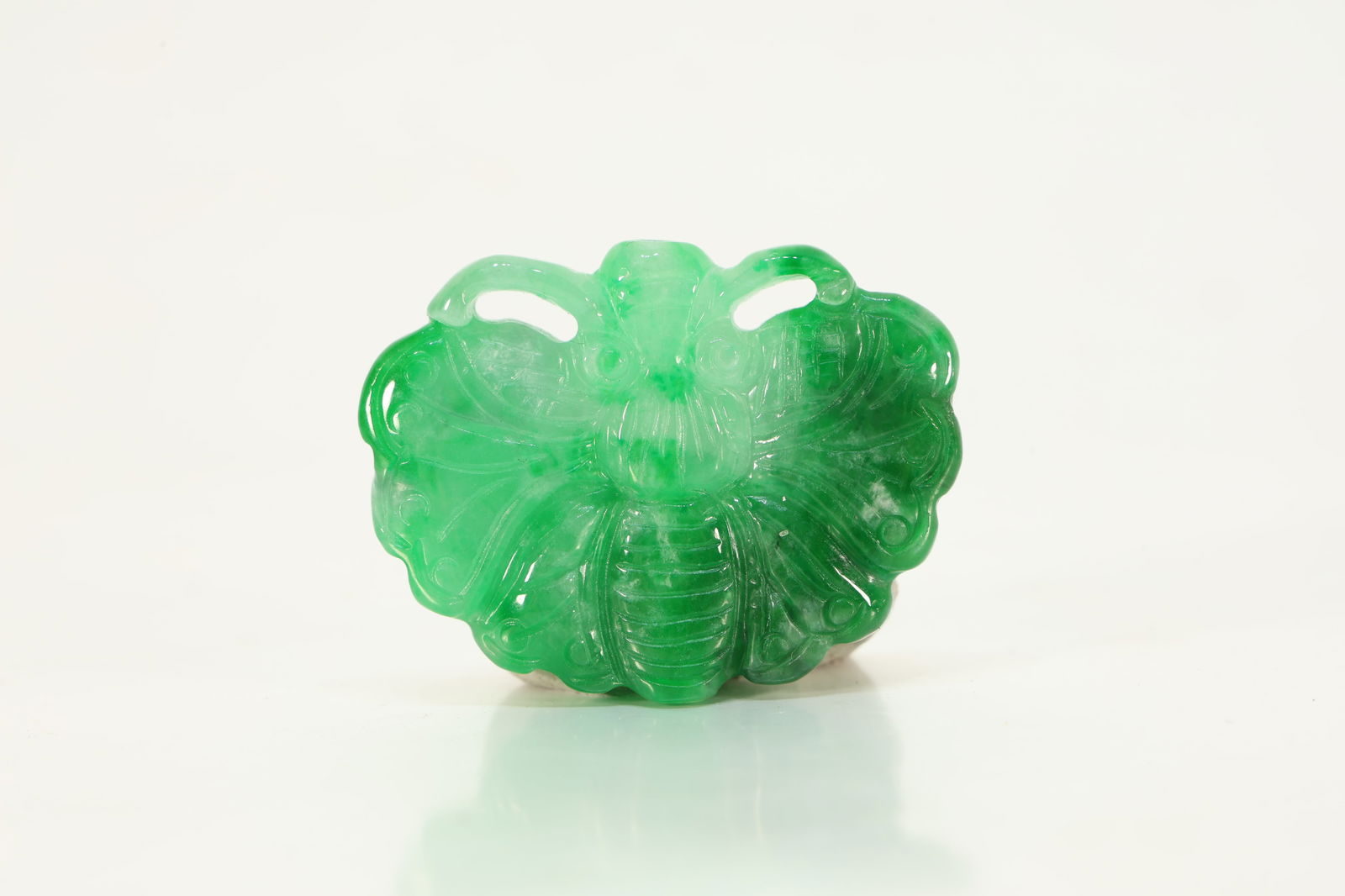 Jadeite Carved Butterfly Shape Pendant: Jadeite Carved Butterfly Shape Pendant (4 x 3 x 0.4cm)