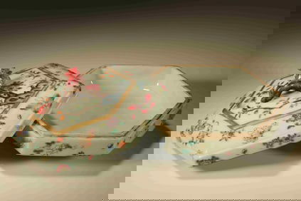 Famille Rose Flower with Butterfly Pattern Porcelain Lid Box