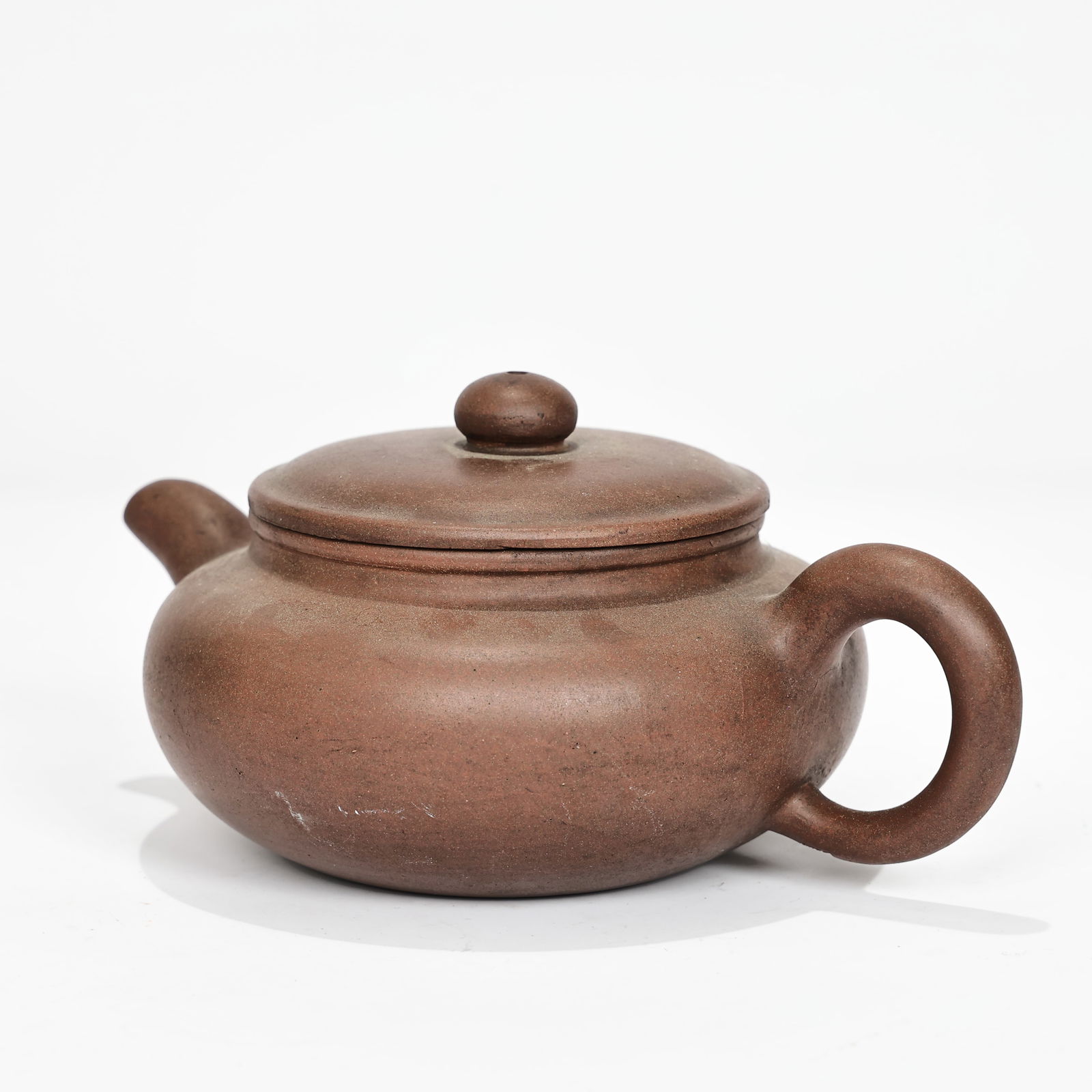 Chinese Zisha Purple Clay Teapot: Chinese Zisha Purple Clay Teapot (17 x 11.5 x 7 cm)