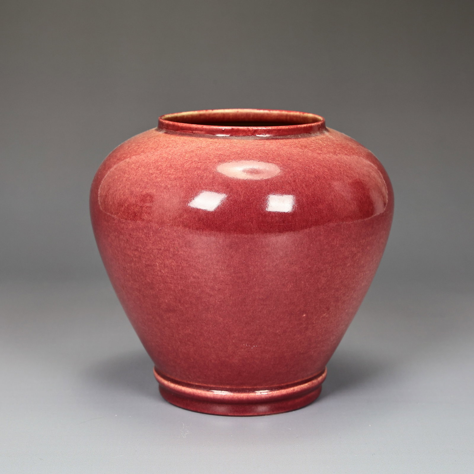Ernest A. Batchelder Red Vase Pottery Pasadena (1875-1957): Ernest A. Batchelder Red Vase Pottery Pasadena (1875-1957) (16 x 5 cm)