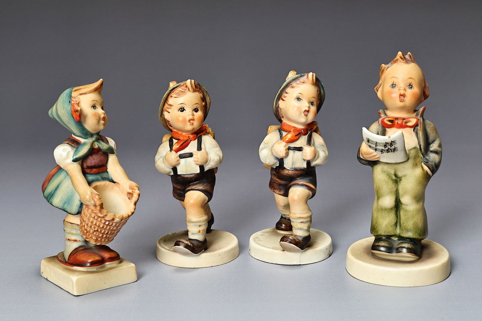 Four Hummel Goebel Figurines Made in Germany: Four Hummel Goebel Figurines Made in Germany (11 x 6 x 4 cm more or less)