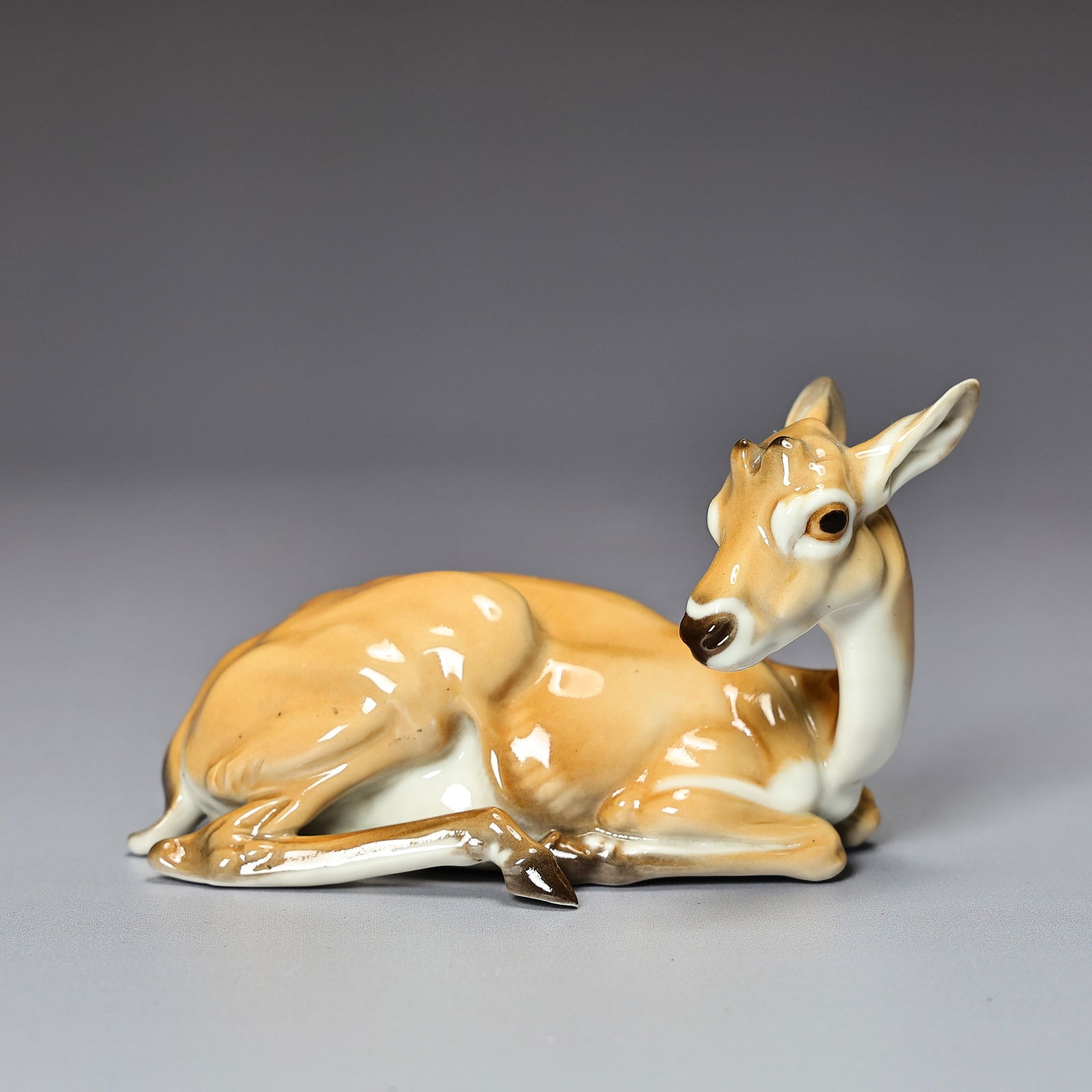 Vintage Nymphenburg Junge Gazelle Porcelain Figurine: Vintage Nymphenburg Junge Gazelle Porcelain Figurine (11 x 7 x 6 cm)