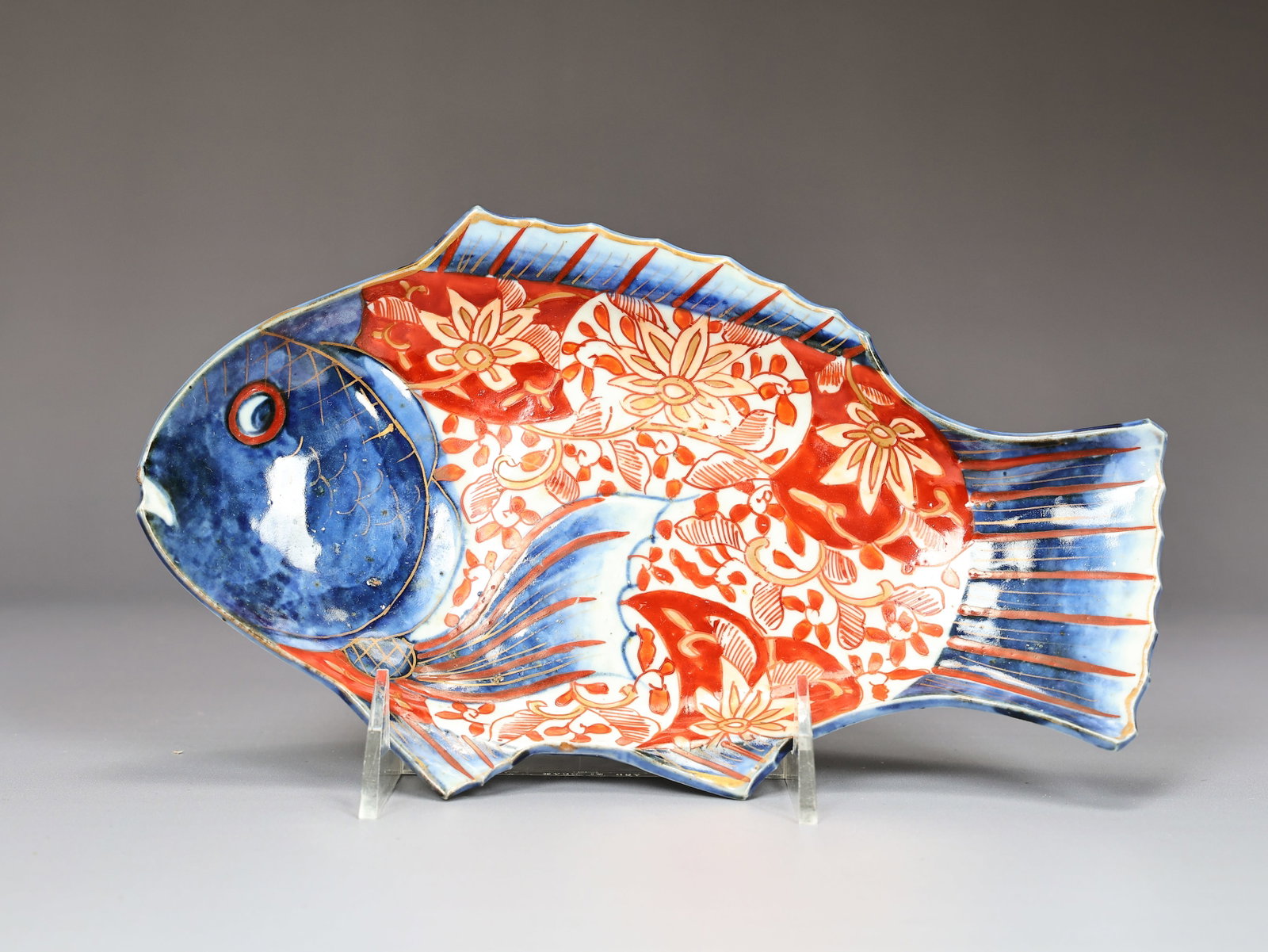 Japanese Fish Form Imari Plate: Japanese Fish Form Imari Plate (23 x 14 x 4 cm)