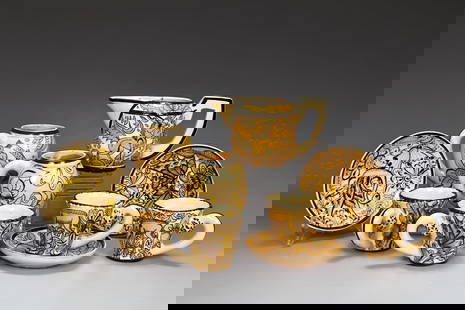 Group Of Vintage 1930s Fantasiaware Mexican Pottery Items: Group Of Vintage 1930s Fantasiaware Mexican Pottery Items (About 12 x 8 x 8 cm more or less, See Condition: The pottery set several chips and cracks, display signs of age and use )