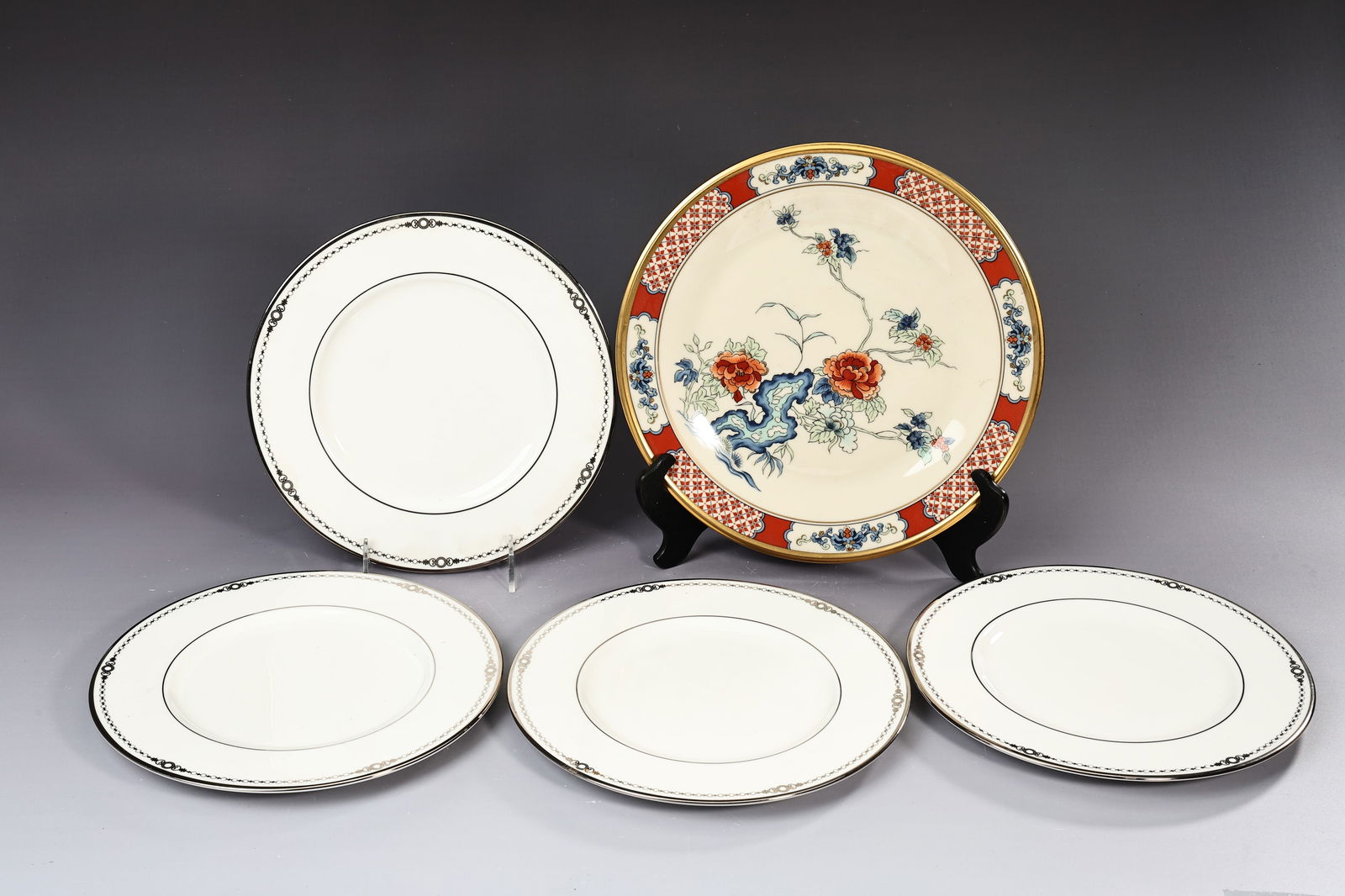 Lenox Dinner Plates Including Pearl Platinum And Red Lacquer Plate: Lenox Dinner Plates Including Pearl Platinum And Red Lacquer Plate (26.5 x 1.5 cm more or less)