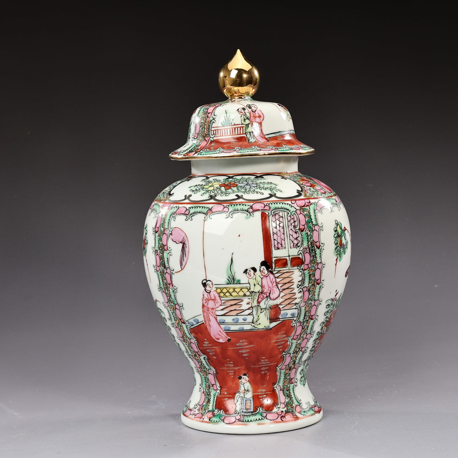 Japanese Famille Rose Canton Porcelain Jar With Lid For J.W. Robinson: Japanese Famille Rose Canton Porcelain Jar With Lid For J.W. Robinson (31 x 16 cm)