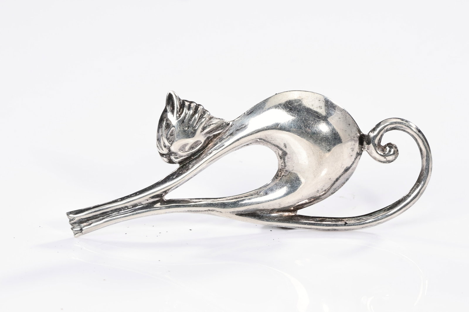 Sterling Silver Mexican Cat Brooch: Sterling Silver Mexican Cat Brooch (5.2 x 10 x 0.6 cm)
