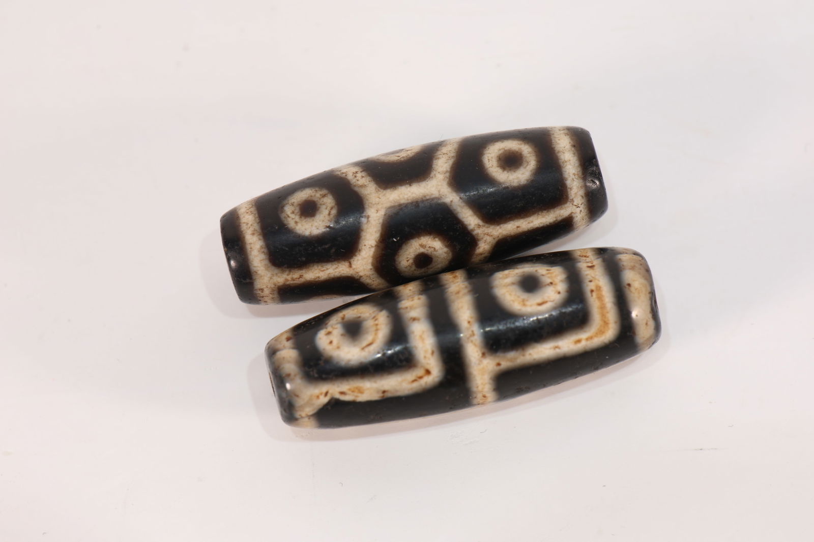 Pair of Dzi Bead: Pair of Dzi Bead (4.2 x 1.5cm)