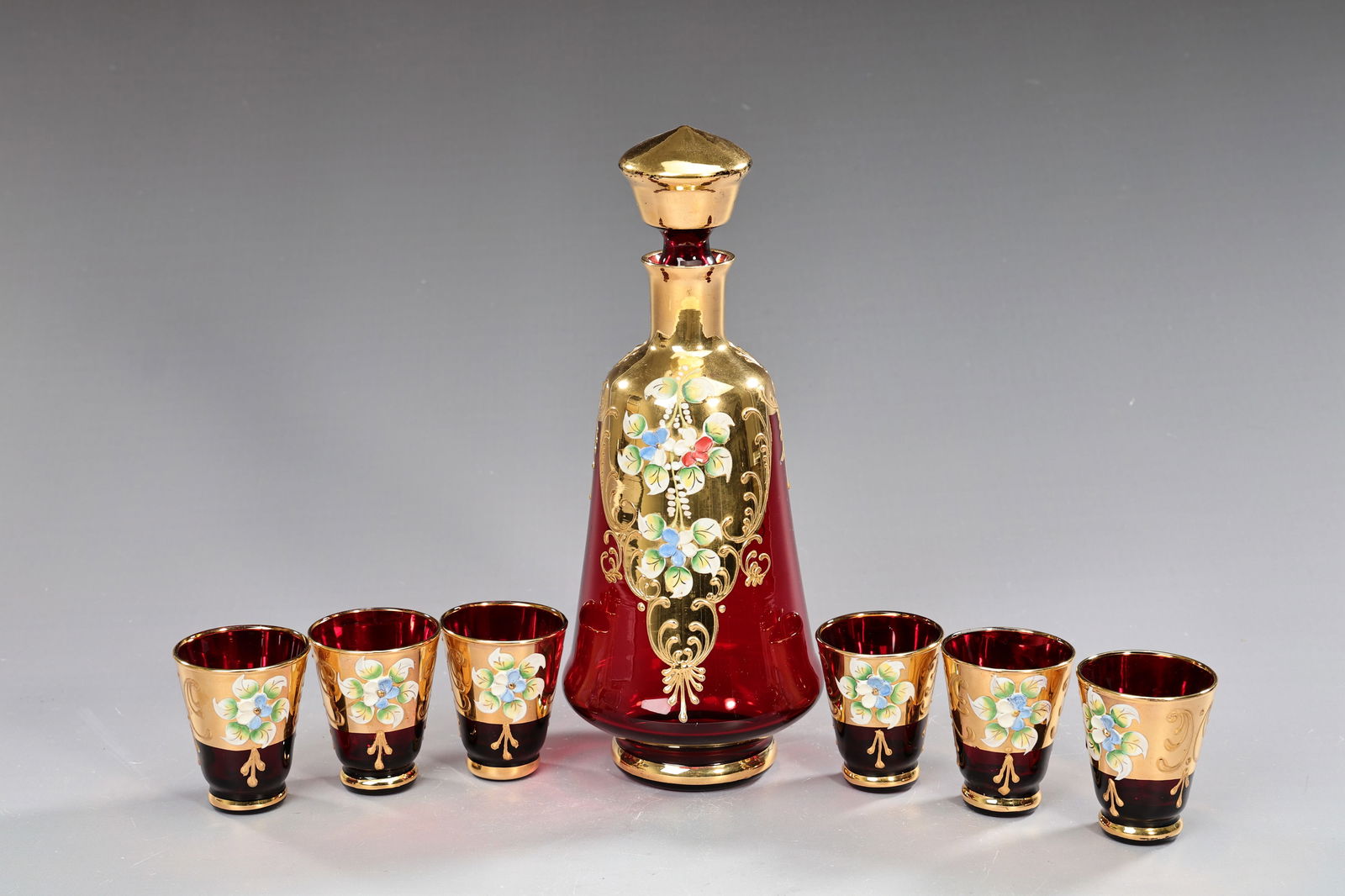 Italian Murano Gilt Red Glass Decanter With 6 Goblets Set: Italian Murano Gilt Red Glass Decanter With 6 Goblets Set ( Decanter: 21.5 x 8.5 cm, Cup:4.2 x 5 cm each)