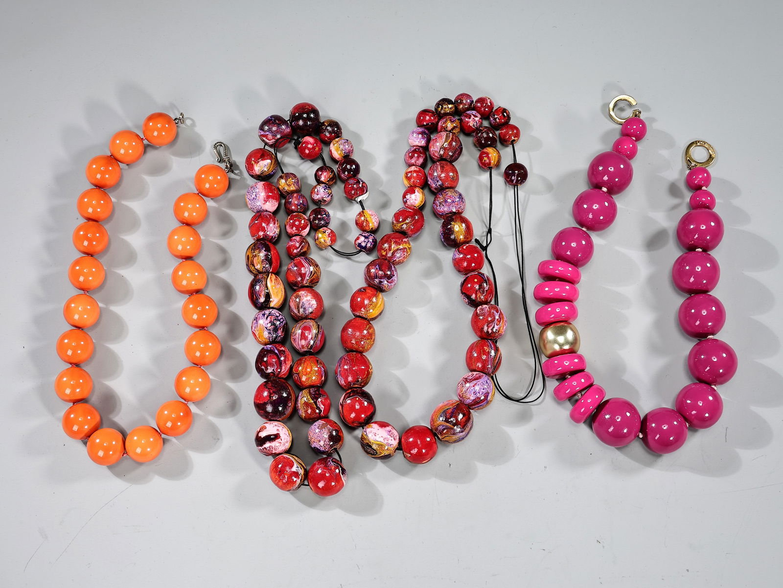Vintage Orange And Pink Beaded Necklaces: Vintage Orange And Pink Beaded Necklaces (30 x 2 cm more or less)