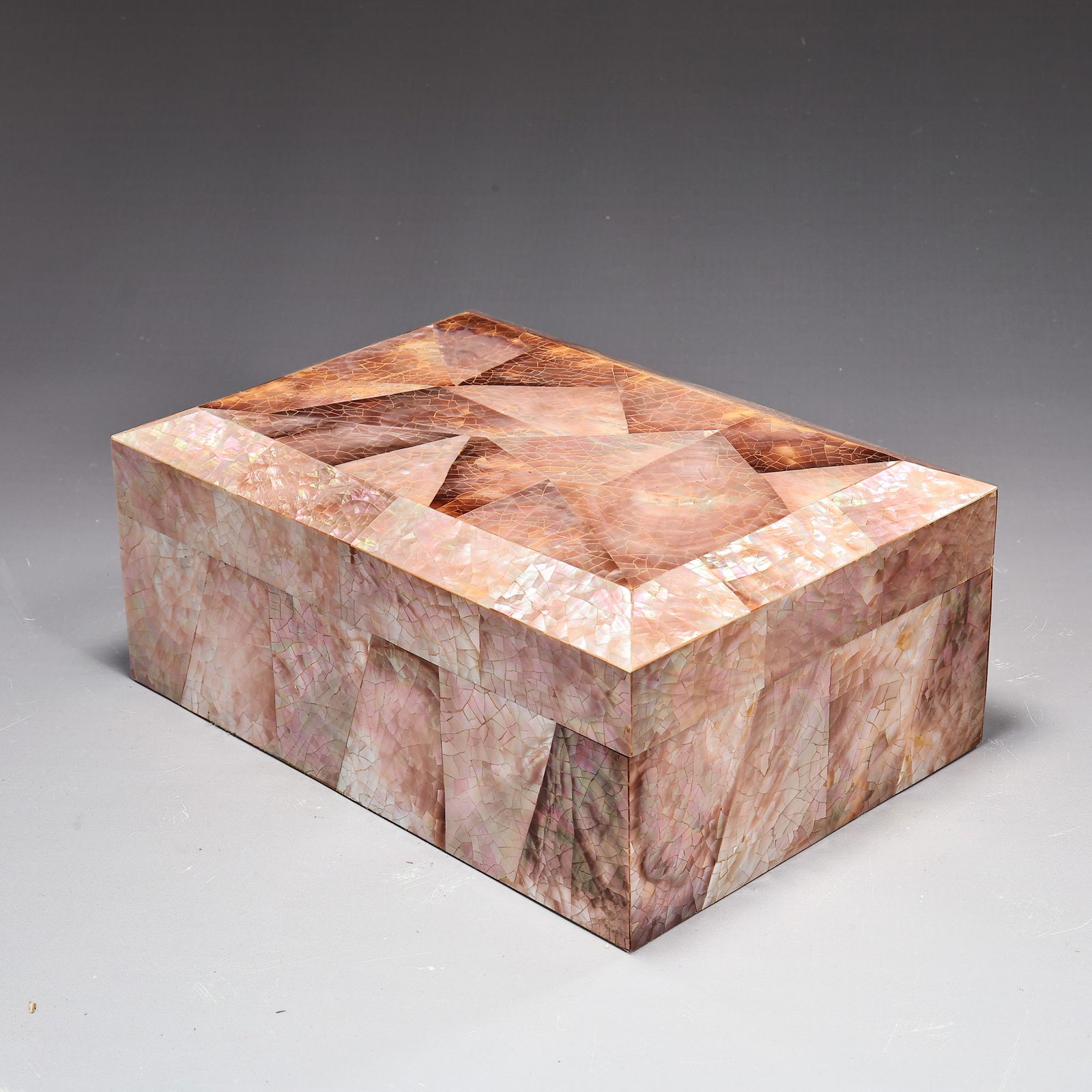 Karl Springer Attr. Mother Of. Pearl Marquetry Box 1980s: Karl Springer Attr. Mother Of. Pearl Marquetry Box 1980s (18 x 26 x 11 cm)