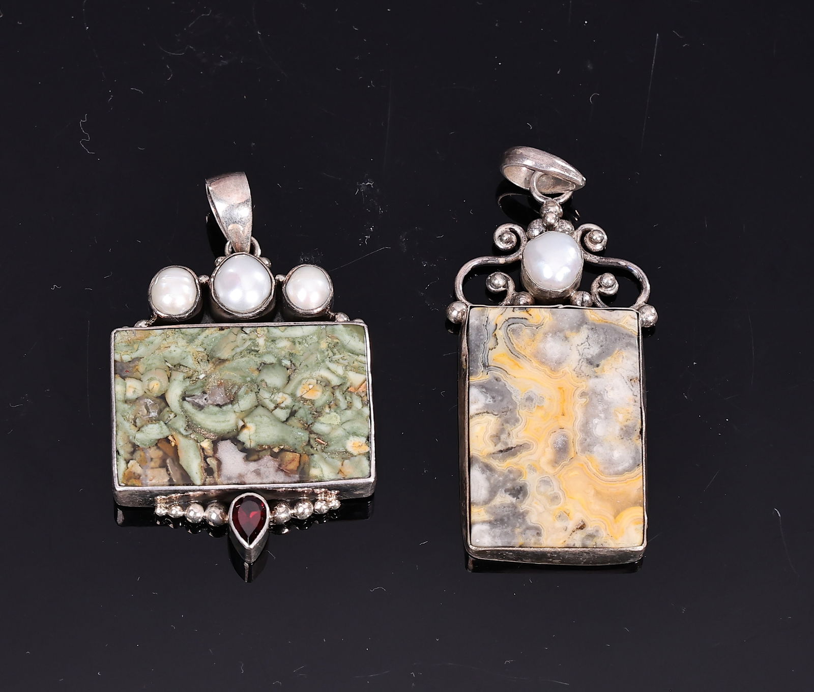 Two Jasper Gemstone 925 Sterling Silver With Pearl Detail Brooches: Two Jasper Gemstone 925 Sterling Silver With Pearl Detail Brooches (About 4.5 x 3 x 0.6 cm more or less)