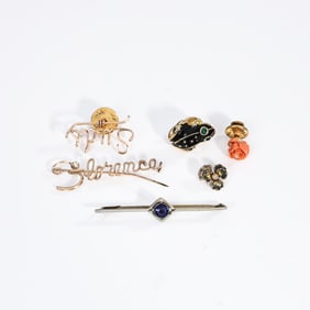 A Small Collection Of Vintage Wearable Brooches