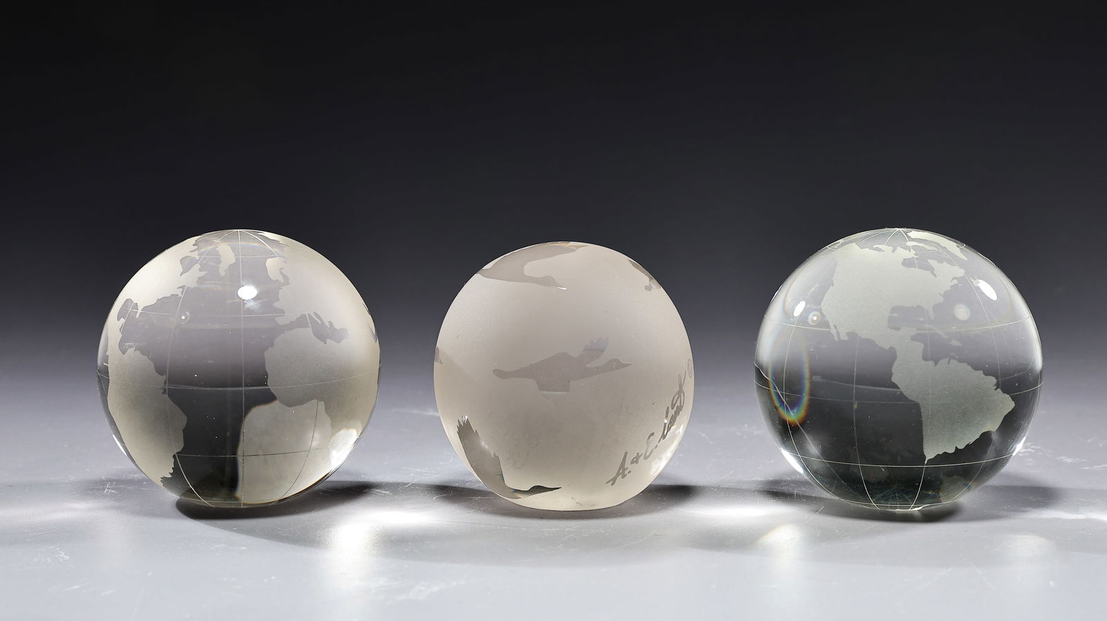 Three Crystal Clear Glass Paperweights World Globe Earth And Arthur Court Goose Duck: Three Crystal Clear Glass Paperweights World Globe Earth And Arthur Court Goose Duck (About 8 x 8 cm each)