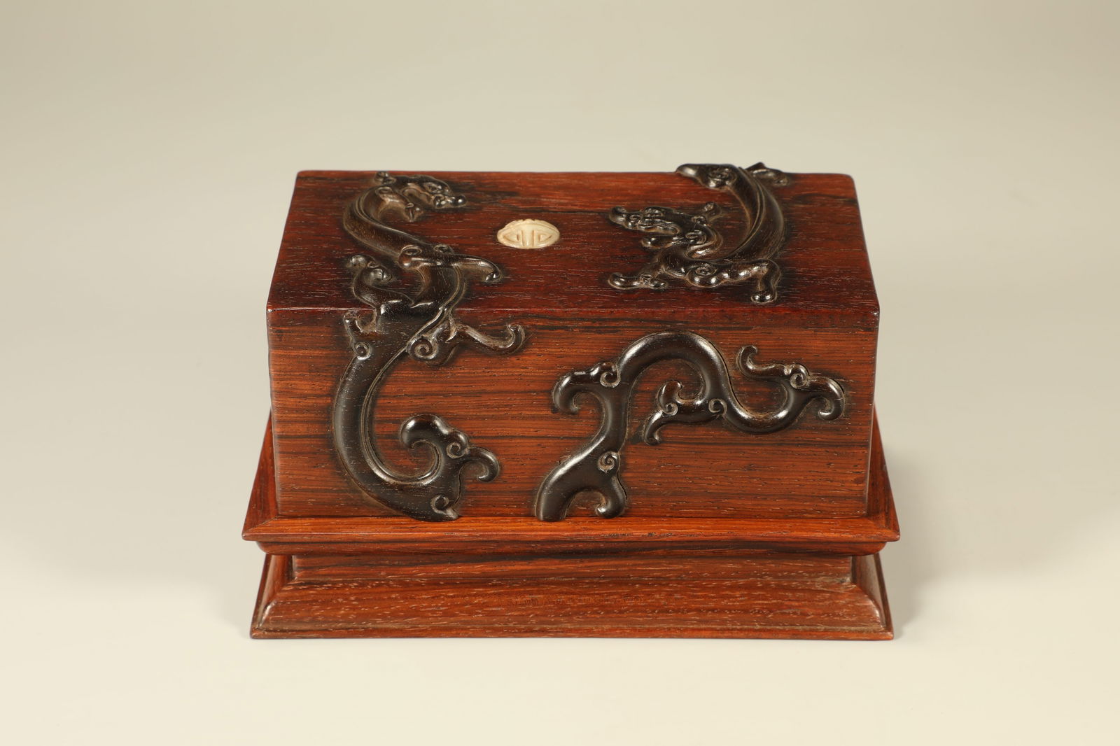 Huanghuali Wood Inlaid Red Sandalwood Carved Dragon Pattern Lid Box: Huanghuali Wood Inlaid Red Sandalwood Carved Dragon Pattern Lid Box (15 x 9 x 8cm)