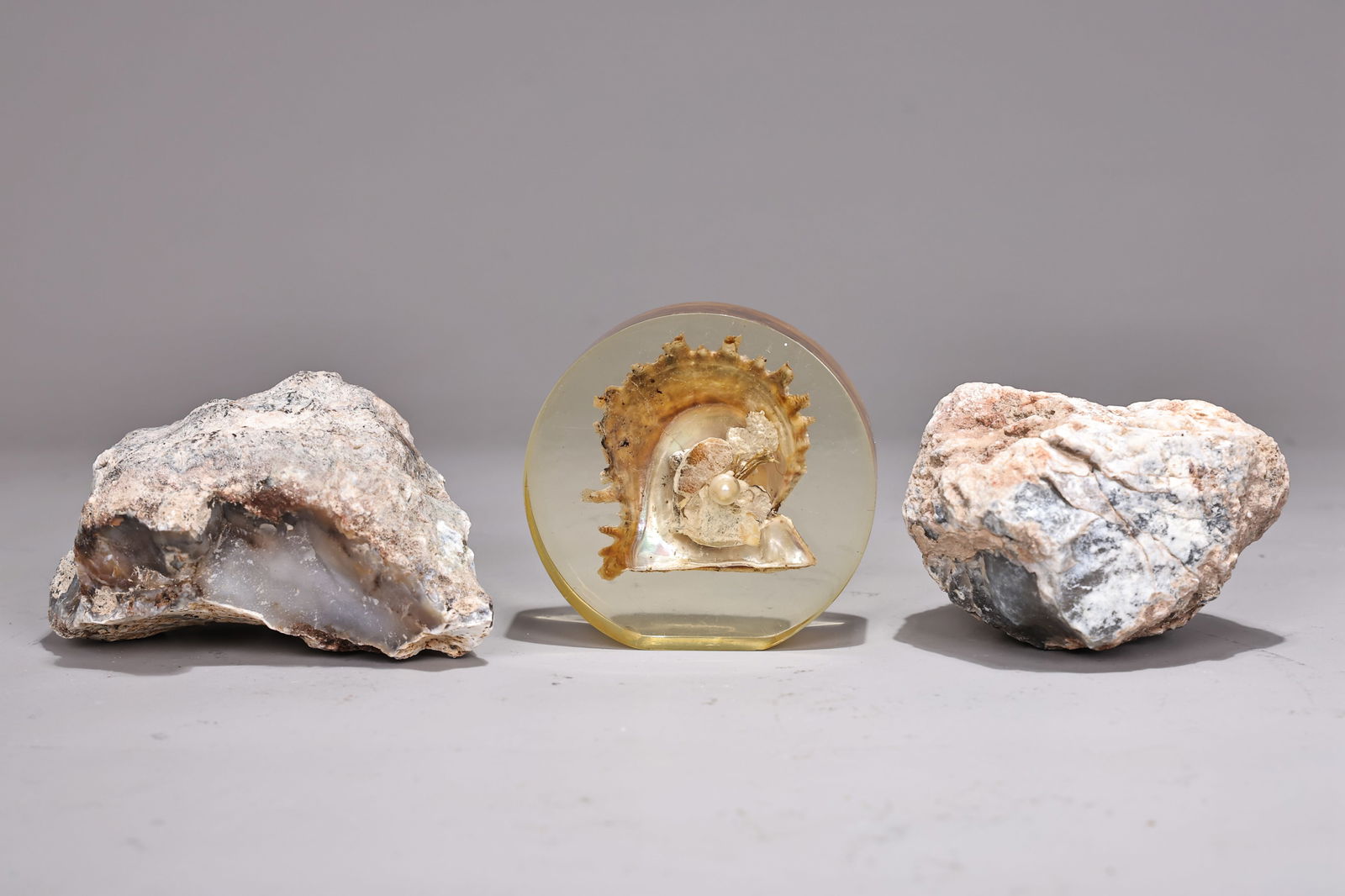 Dendritic Opal Agate Gemstone And Oyster With Pearl Paperweight: Dendritic Opal Agate Gemstone And Oyster With Pearl Paperweight (6 x 8 x 5 cm more or less)