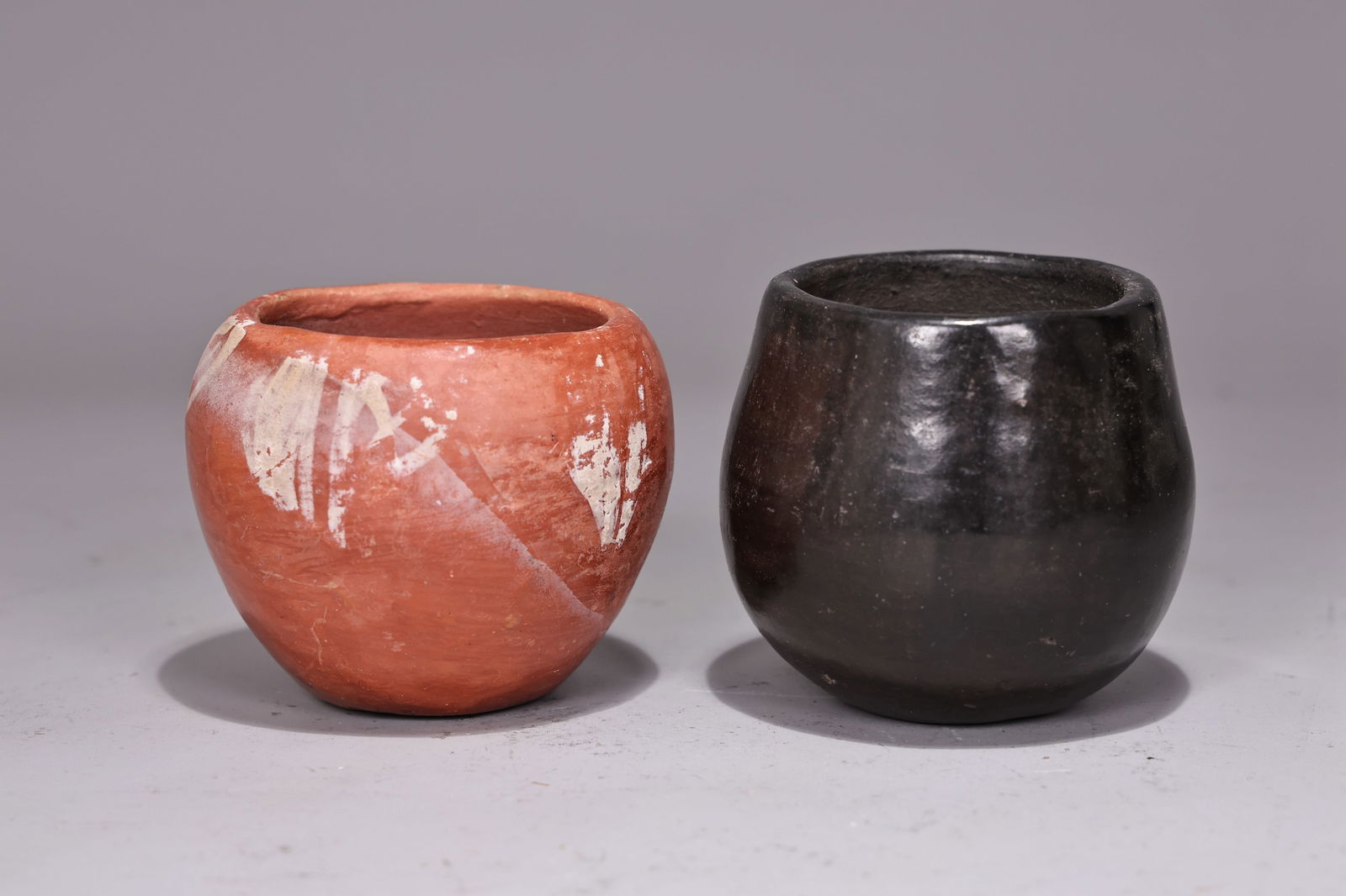 Two Native American Santa Clara Pueblo Pottery Pots: Two Native American Santa Clara Pueblo Pottery Pots (6.5 x 8 cm, 7.5 x 7 cm)