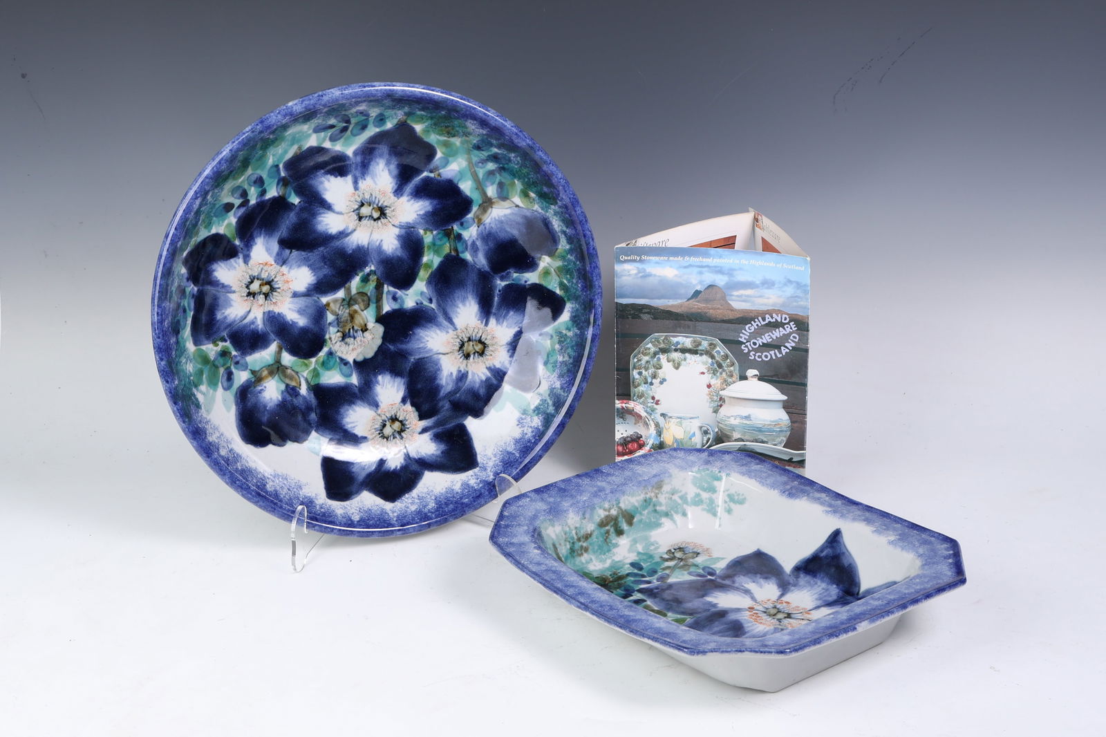 Highland Stoneware 2-Piece Hand Painted Flower Art Bowl: Highland Stoneware 2-Piece Hand Painted Flower Art Bowl (31 x 27 x 6 cm, 35 x 6 cm)