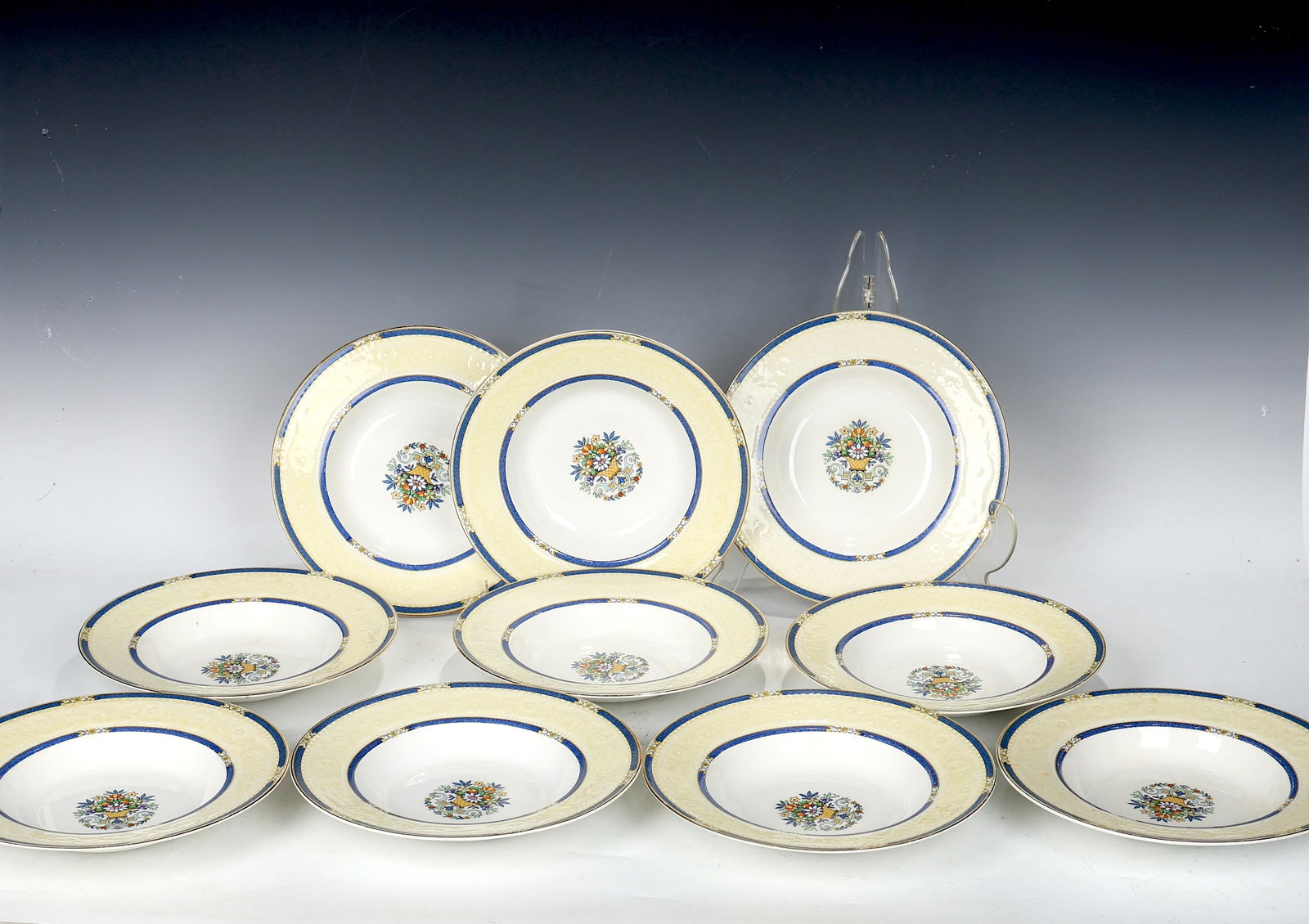 10 Of Alfred Meakin Cream and White Plate: 10 Of Alfred Meakin Cream and White Plate (22.5 x 4 cm )