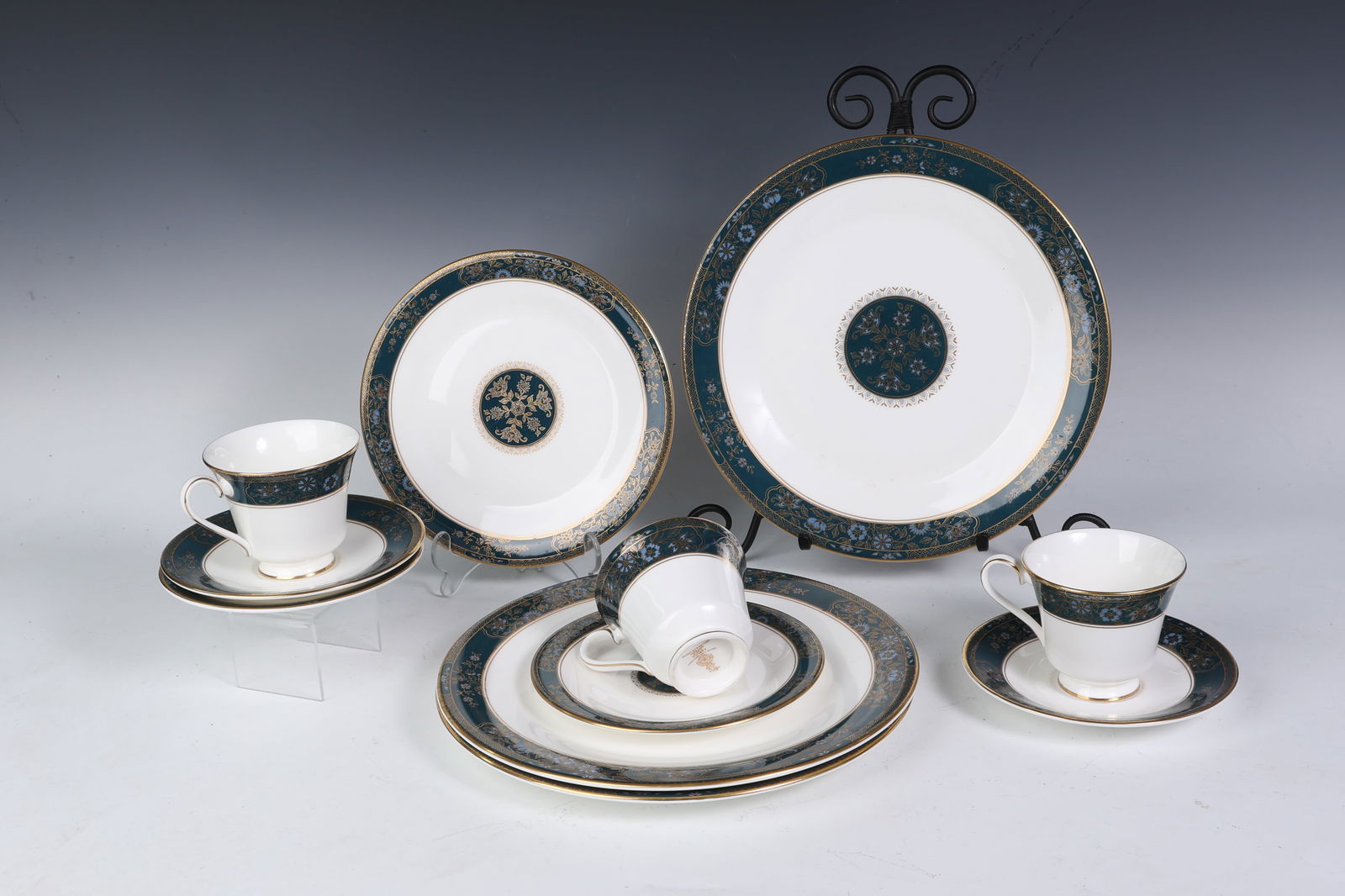 Royal Doulton Carlyle 11 Pieces Plates Setting (1 of 8)