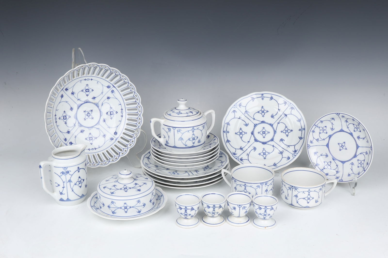 Winterling Bavarian Porcelain Service: Winterling Bavarian Porcelain Service (Plate: 19 x 1 cm, 14 x 1 cm, Bowl: 22 x 6 cm, Jar: 17 x 10 cm, 12 x 14 cm, Cup: 11 x 11 cm, 6 x 10 cm, 5 x 4.5 cm )