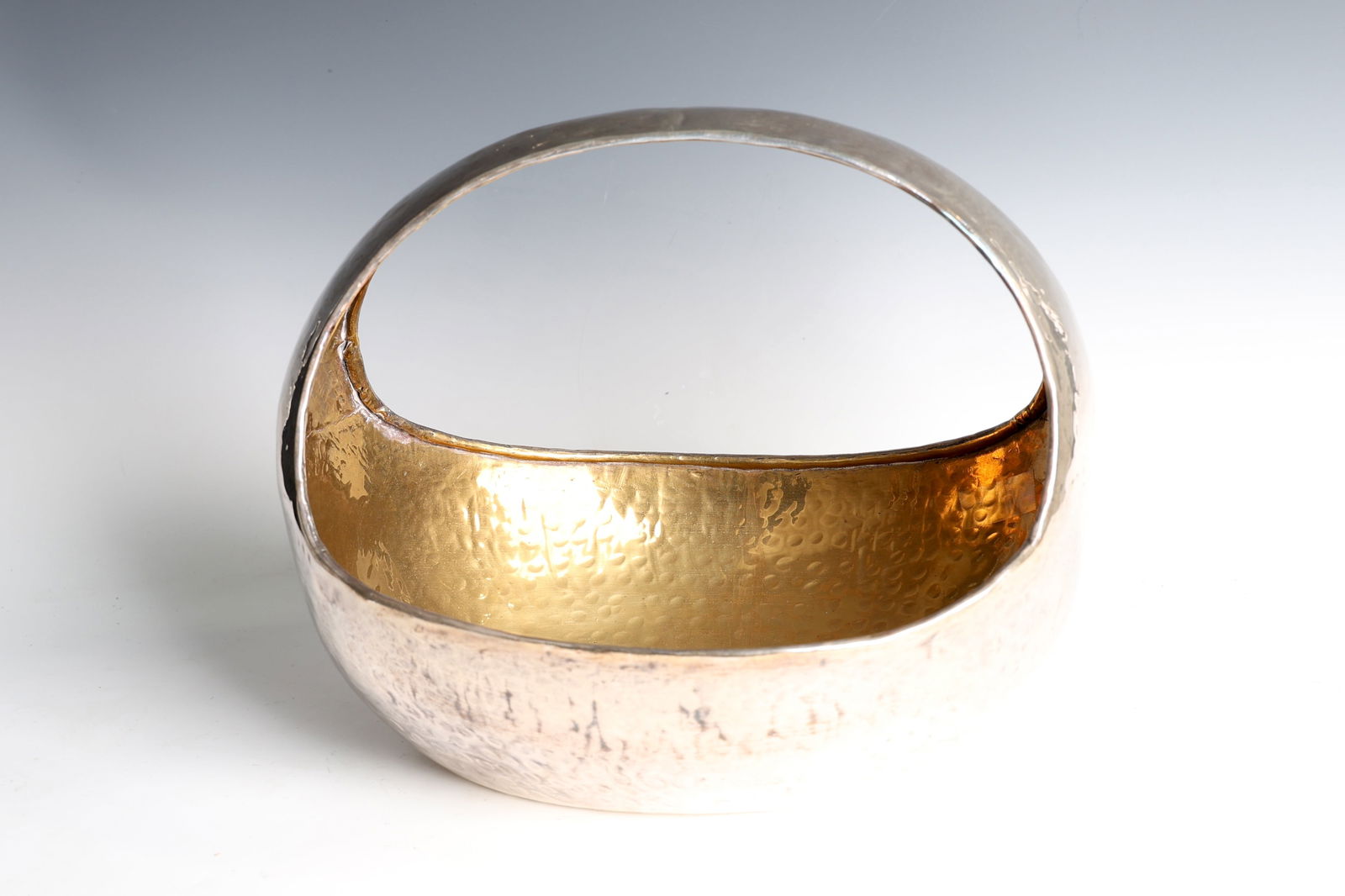 Mid-Century Brutalist Hammered Brass Planter: Mid-Century Brutalist Hammered Brass Planter (33 x 26 x 28 cm)