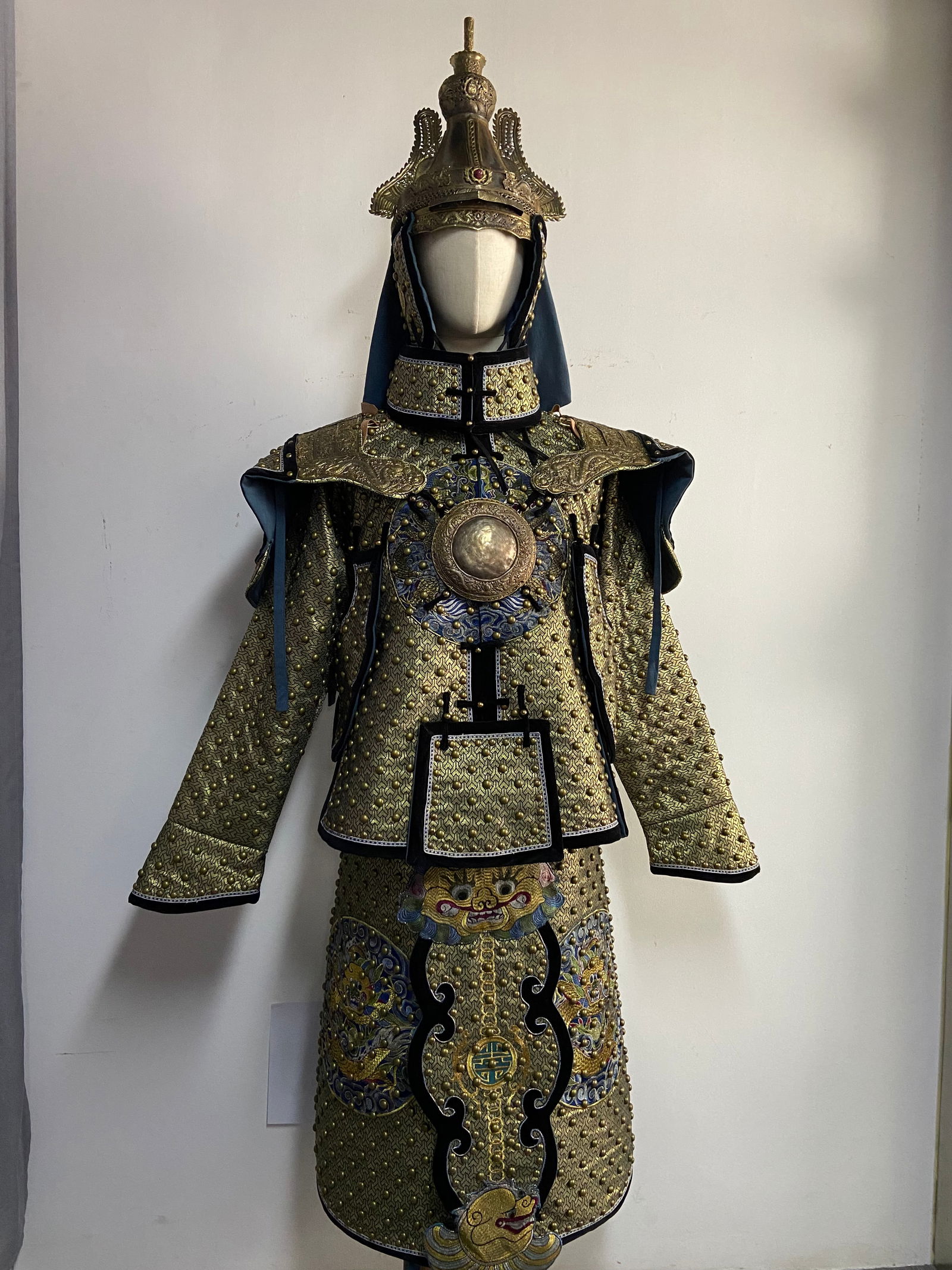 Silk Embroidery Dragon and Nail Dot Pattern Armor: Silk Embroidery Dragon and Nail Dot Pattern Armor ?190 x 103 x 75cm?