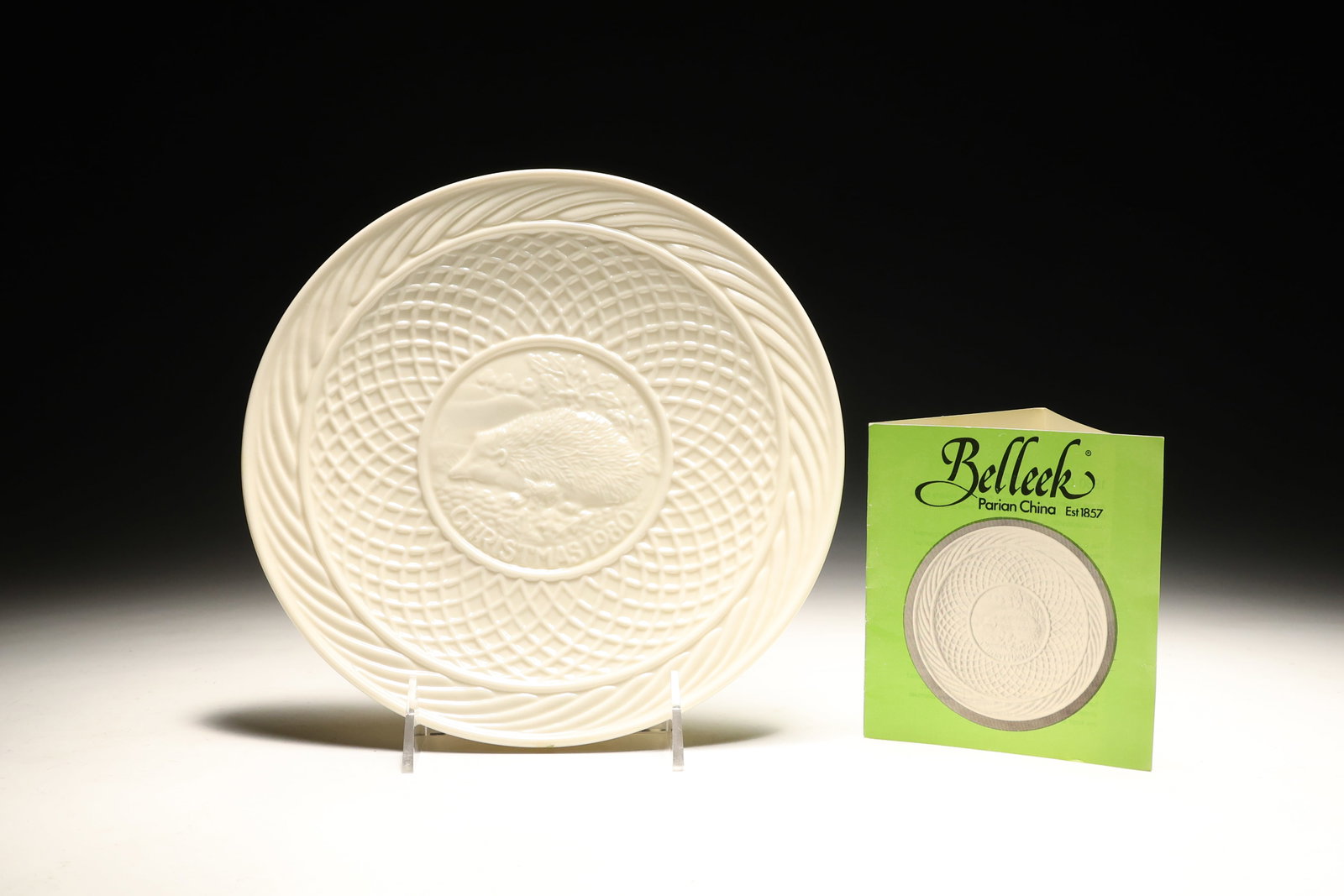 Belleek Ireland Christmas Porcelain Plate 1980: Belleek Ireland Christmas Porcelain Plate 1980 (22 x 3 cm)