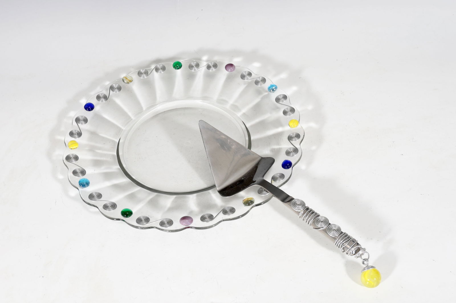 Set Of Dary Rees Original Wire Wrapped And Colors Beaded Glass Plate And Knife: Set Of Dary Rees Original Wire Wrapped And Colors Beaded Glass Plate And Knife (35 x 2 cm, 34 x 10 cm)