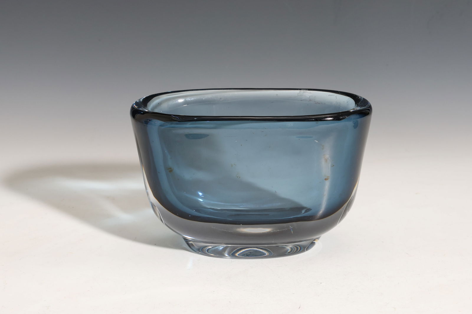 Orrefors Nils Landberg Blue Sommerso Crystal Vase: Orrefors Nils Landberg Blue Sommerso Crystal Vase (19.5 x 12 x 9 cm)