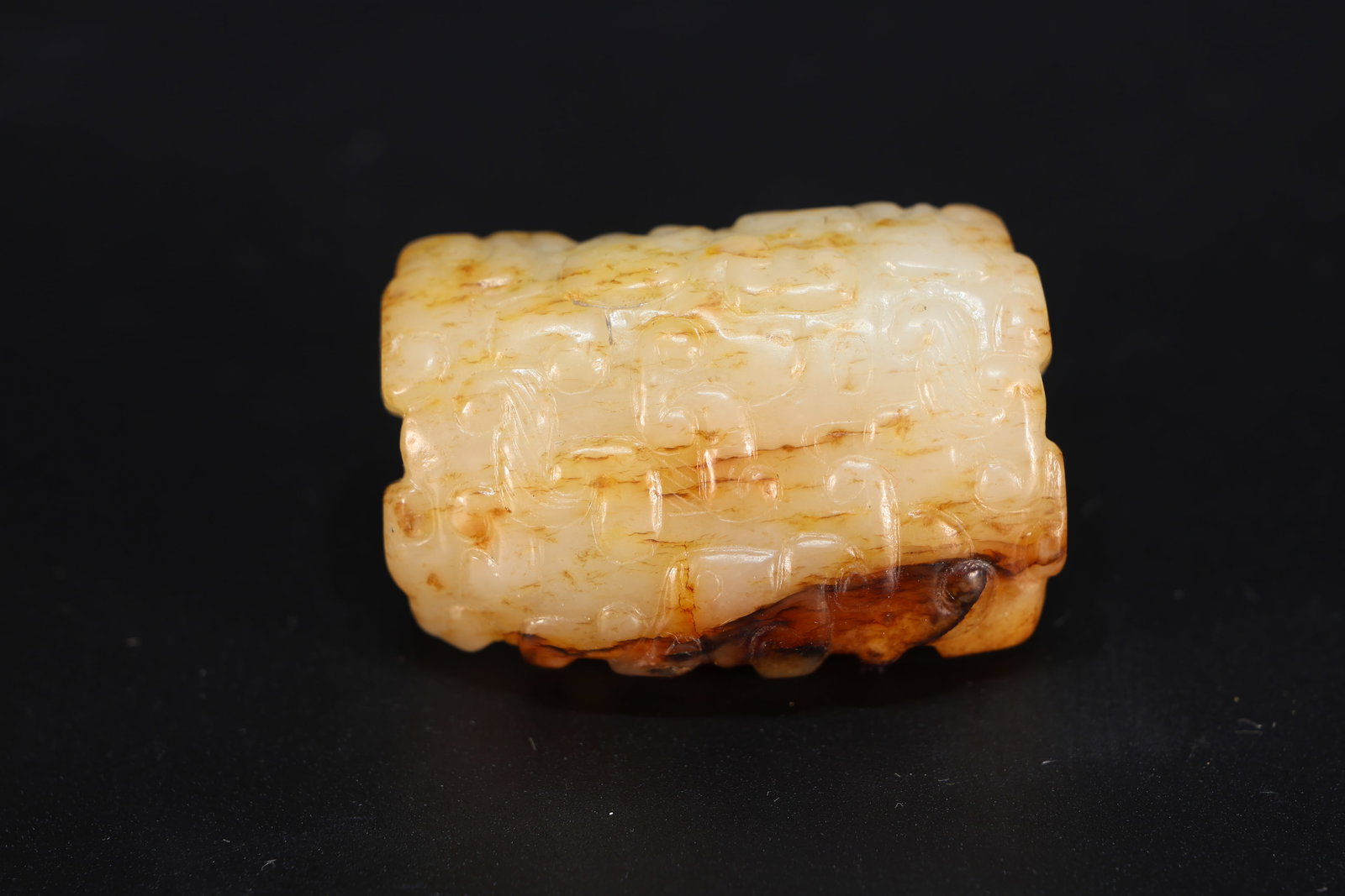 Jade Carved Cloud Pattern Ornament: Jade Carved Cloud Pattern Ornament (4 x 3 x 1.2cm)