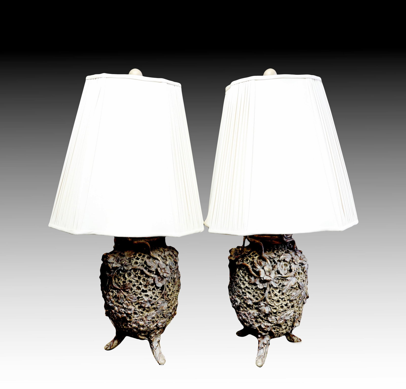 Pair Of Leviton Carved Leaf Flower Table Lamp: Pair Of Leviton Carved Leaf Flower Table Lamp (Lamp: 84 x 24 cm each, Shade: 28 x 39 cm each)