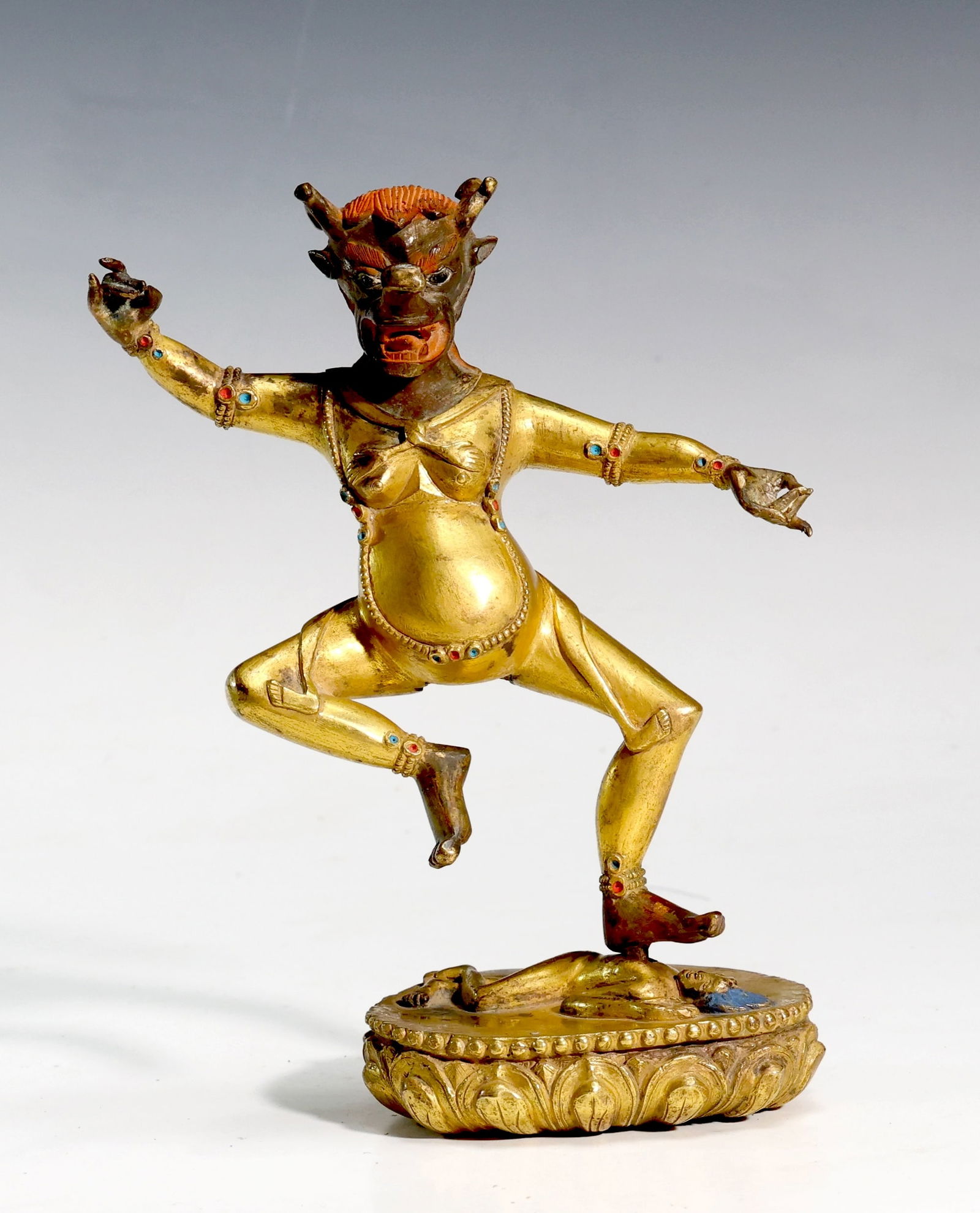 Gilt Bronze Buddha Figure: Gilt Bronze Buddha Figure (14 x 7.5 x 18.5cm )