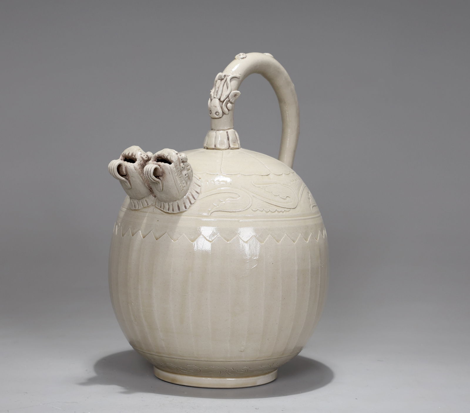 Chinese White Glazed Beast Porcelain Teakettle: Chinese White Glazed Beast Porcelain Teakettle (26 x 19 x 14 cm)