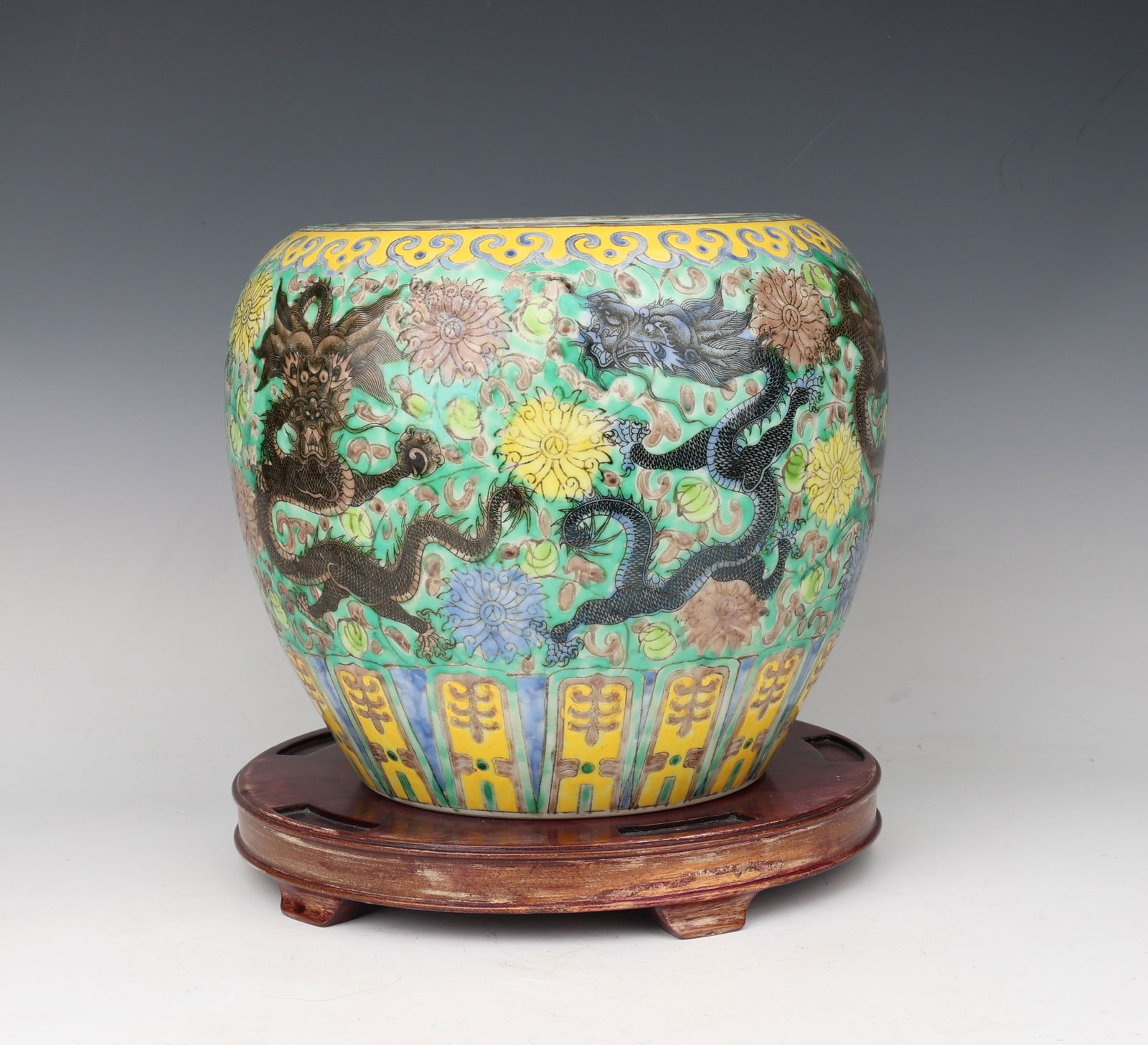 Famille Rose Dragon Pattern Porcelain Tank: Famille Rose Dragon Pattern Porcelain Tank (24 x 21 cm)