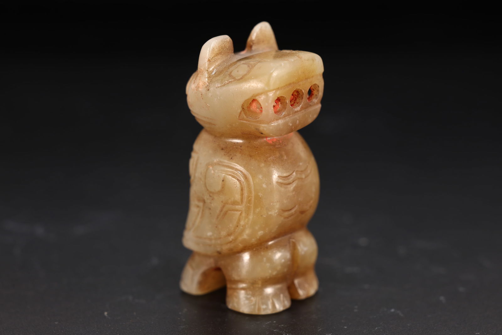 Jade Carved Beast Shape Ornament: Jade Carved Beast Shape Ornament (5 x 2 x 2cm)