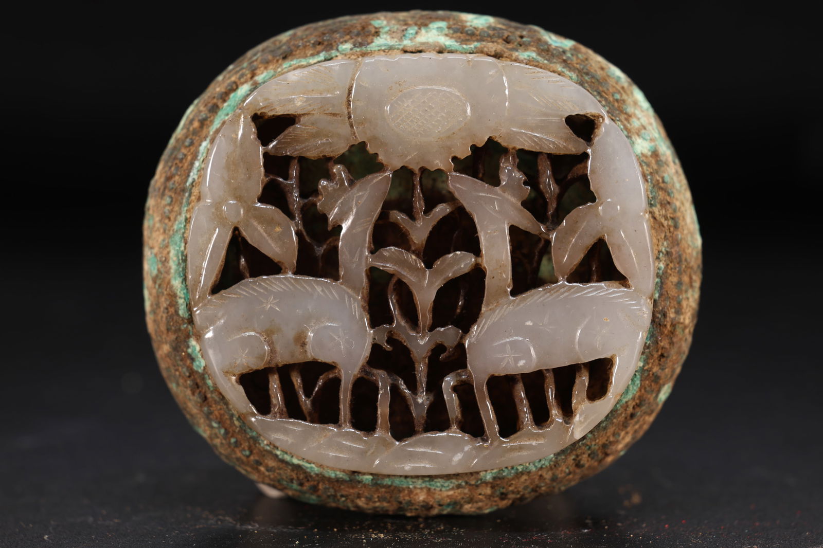 Jade Carved Deer Pattern Belt Hook: Jade Carved Deer Pattern Belt Hook (6 x 5.5 x 2.5cm)