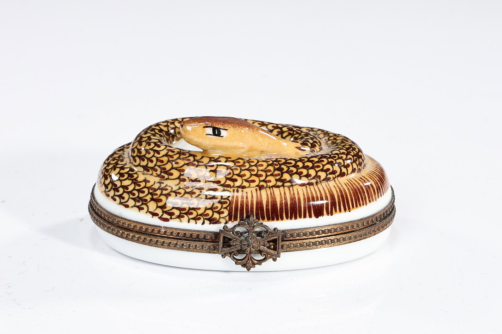 France Limoges Coiled Snake Porcelain Trinket Box Stamp On The Bottom: France Limoges Coiled Snake Porcelain Trinket Box Stamp On The Bottom (8 x 4 x 6 cm)