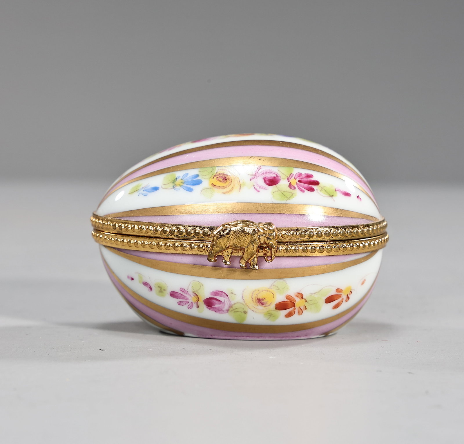France Limoges Porcelain Egg Trinket Box: France Limoges Porcelain Egg Trinket Box (7 x 4.5 x 5 cm)