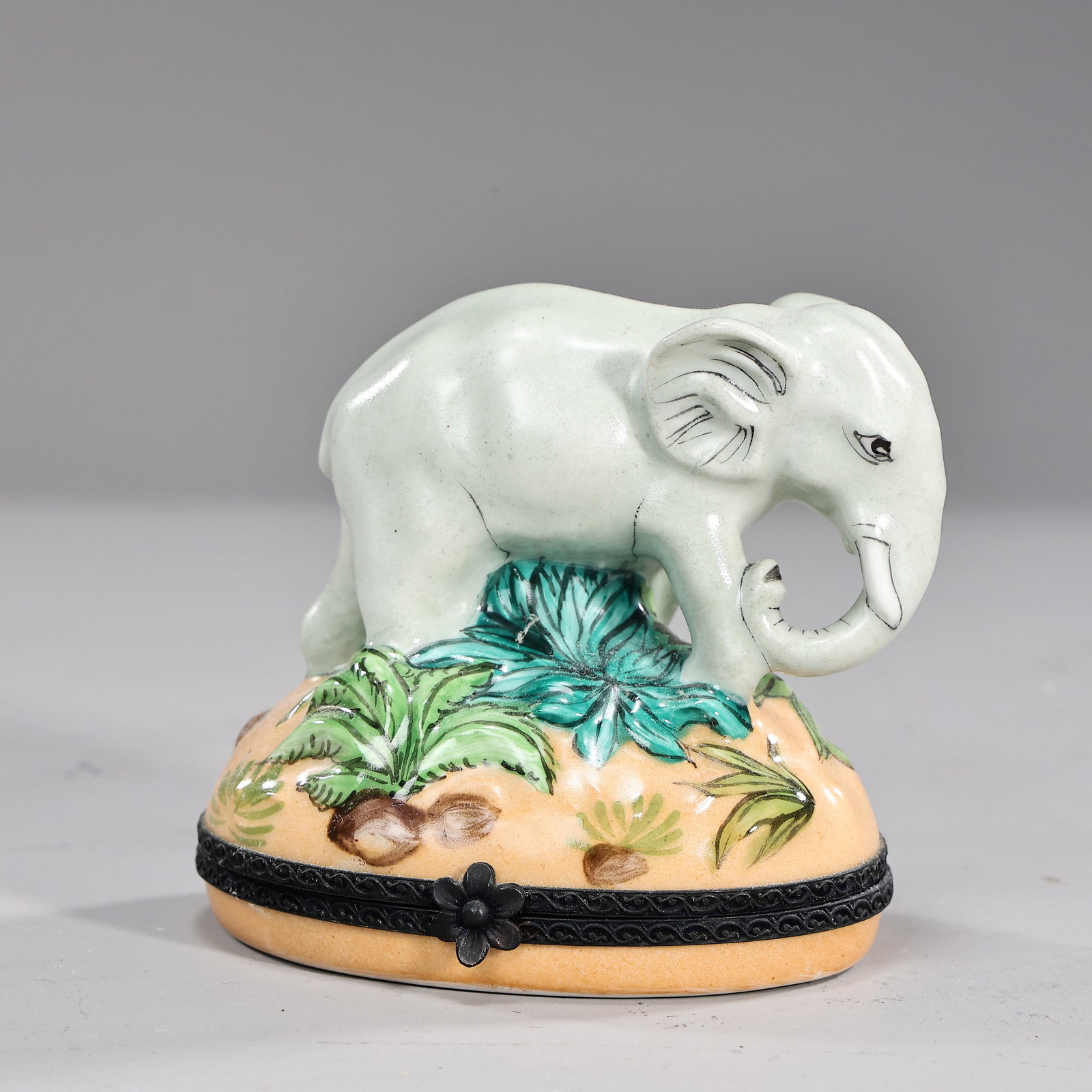 France Limoges Elephant Peint Main Porcelain Trinket Box: France Limoges Elephant Peint Main Porcelain Trinket Box (9 x 8 x 5.5 cm)