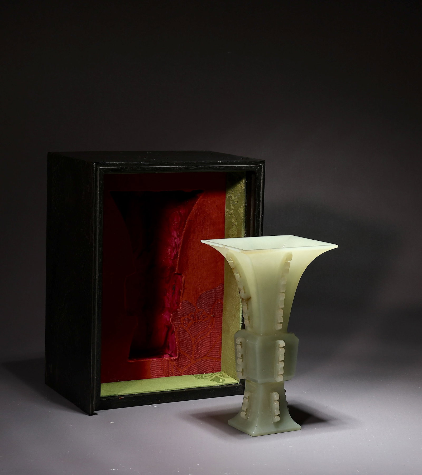 Chinese Celadon Green Jade Vase: Chinese Celadon Green Jade Vase (17 x 9.5 x 7 cm without box)