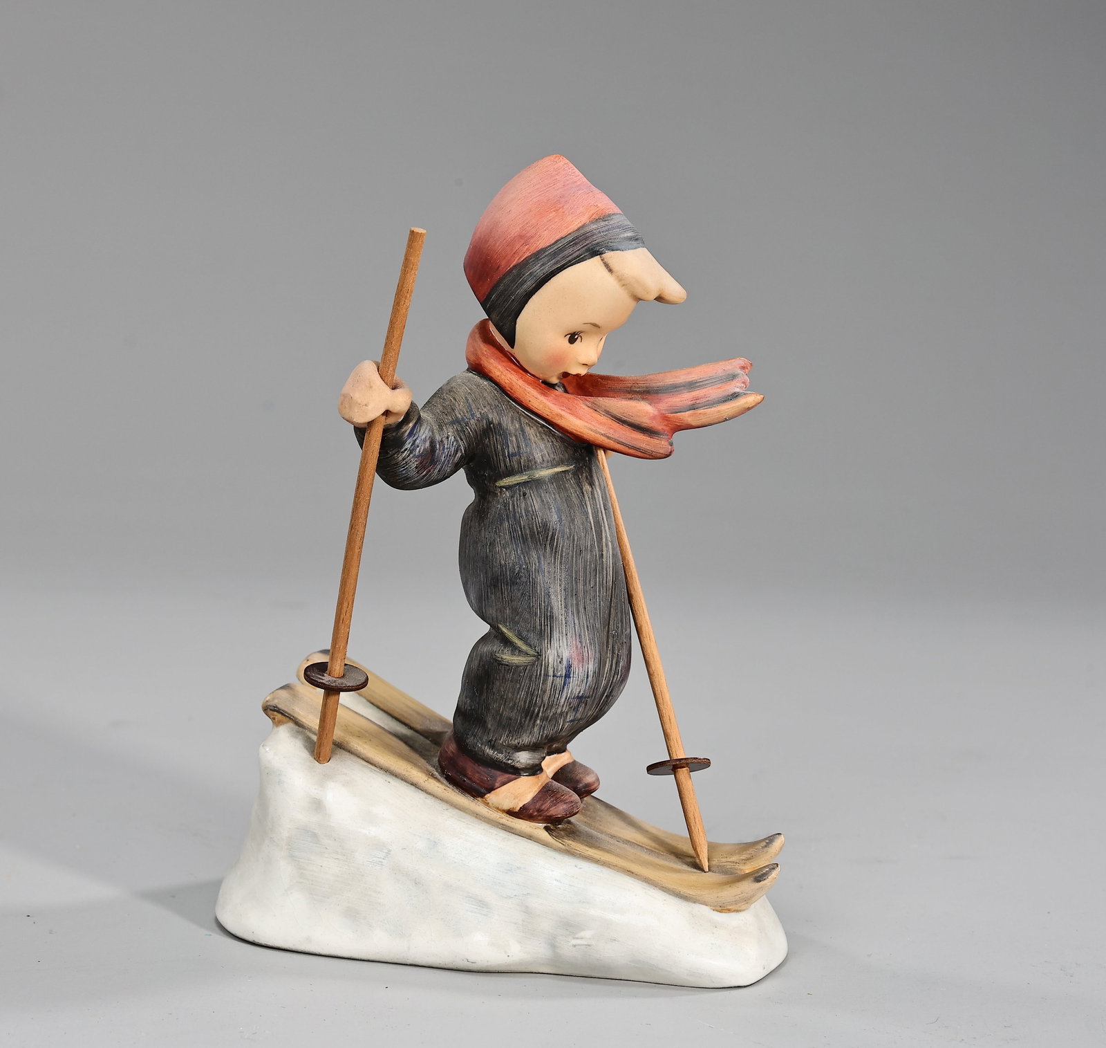 Goebel Hummel Skier With Metal Poles #59 Porcelain Figurine Full Bee Stamped: Goebel Hummel Skier With Metal Poles #59 Porcelain Figurine Full Bee Stamped (15 x 11 x 7 cm)