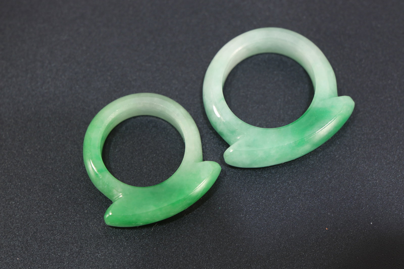 Pair of Jadeite Ring: Pair of Jadeite Ring (3 x 0.7cm,2.8 x 0.7cm)