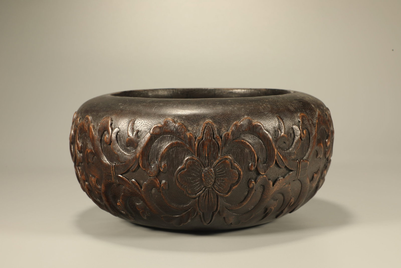 Agarwood Carved Flower Branch Pattern Washer: Agarwood Carved Flower Branch Pattern Washer (9 x 20cm)