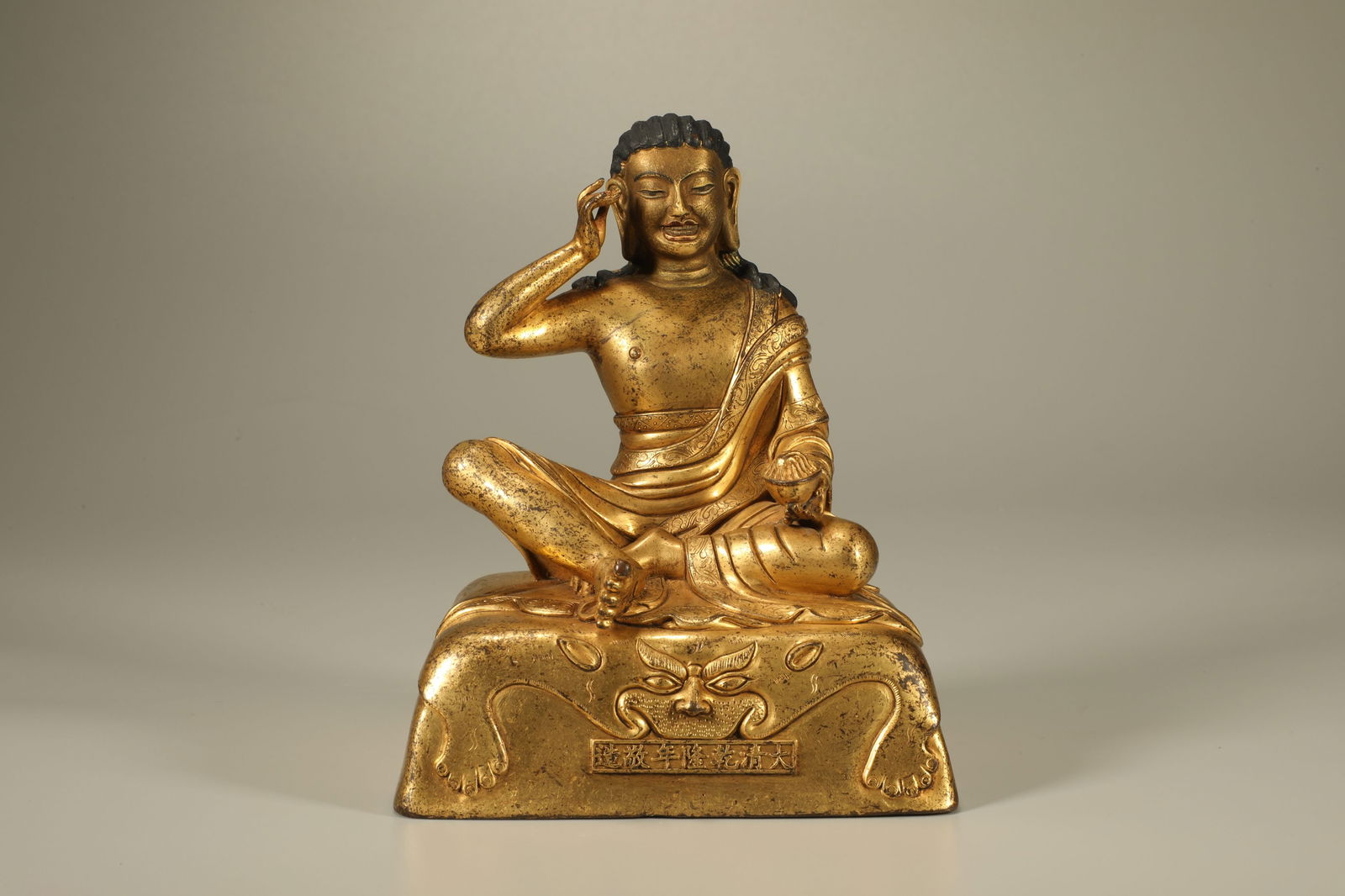 Gilt Bronze Buddha Figure: Gilt Bronze Buddha Figure (14 x 11.5 x 9.6cm)