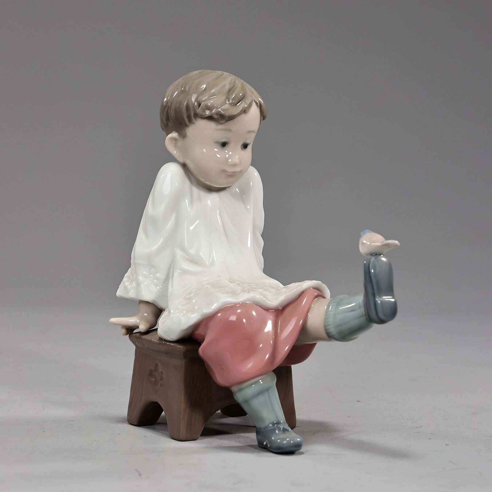 LIadro Talk To Me#5987 With Bird Porcelain Figurine: LIadro Talk To Me#5987 With Bird Porcelain Figurine (12 x 13 x 7 cm)