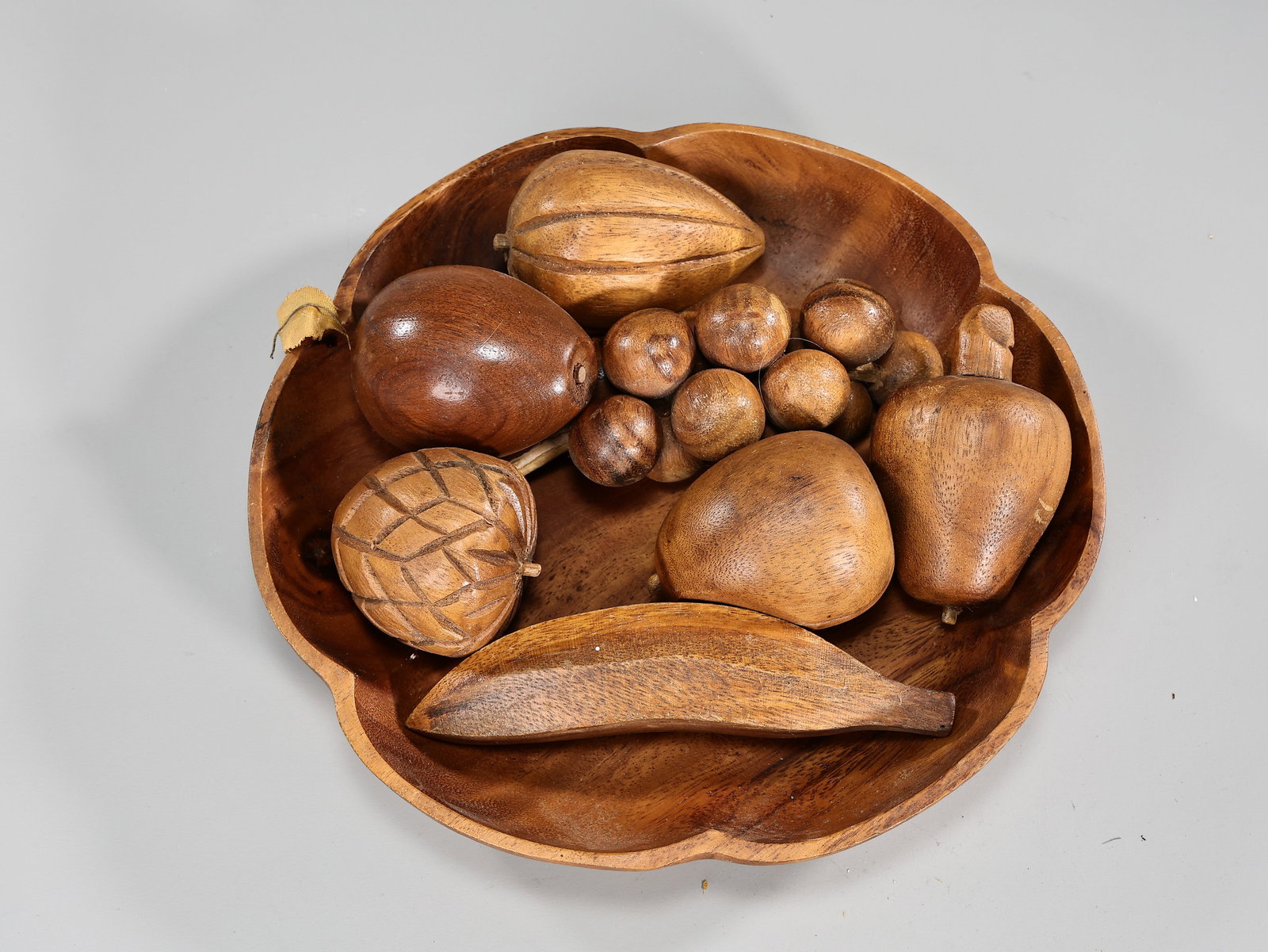 Mid-Century Modern Wooden Carved Fruit Bowl: Mid-Century Modern Wooden Carved Fruit Bowl (Tray: 25 x 4.5 cm, fruit about: 6 x 7 cm more or less)